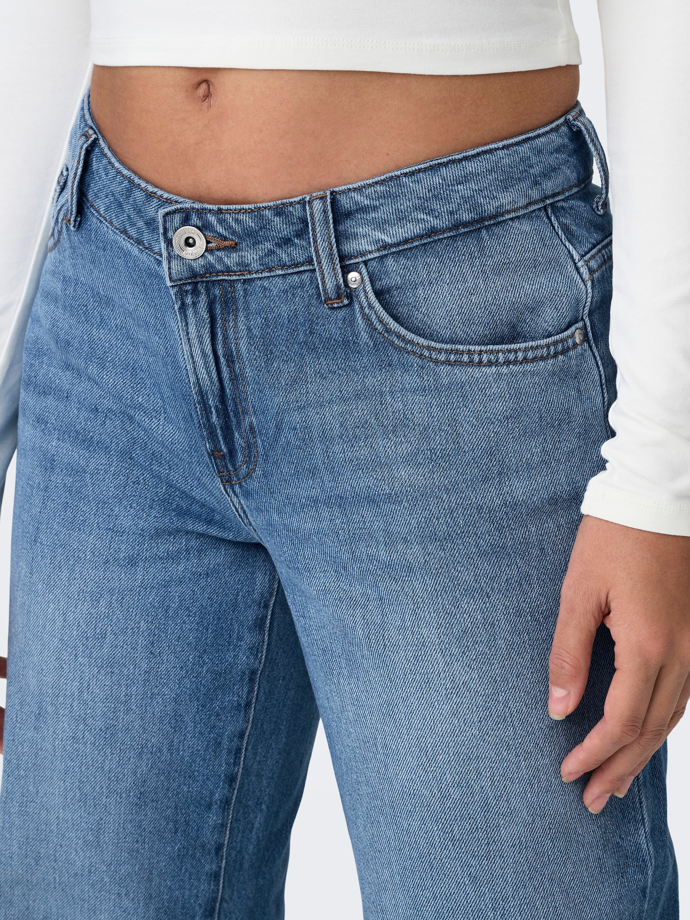 ONLY Jeans taille basse »ONLBRITNEY LOW STRAIGHT DNM AZG OS« Mittlere Waschung für einen gewaschenen und getragenen Denim-Look