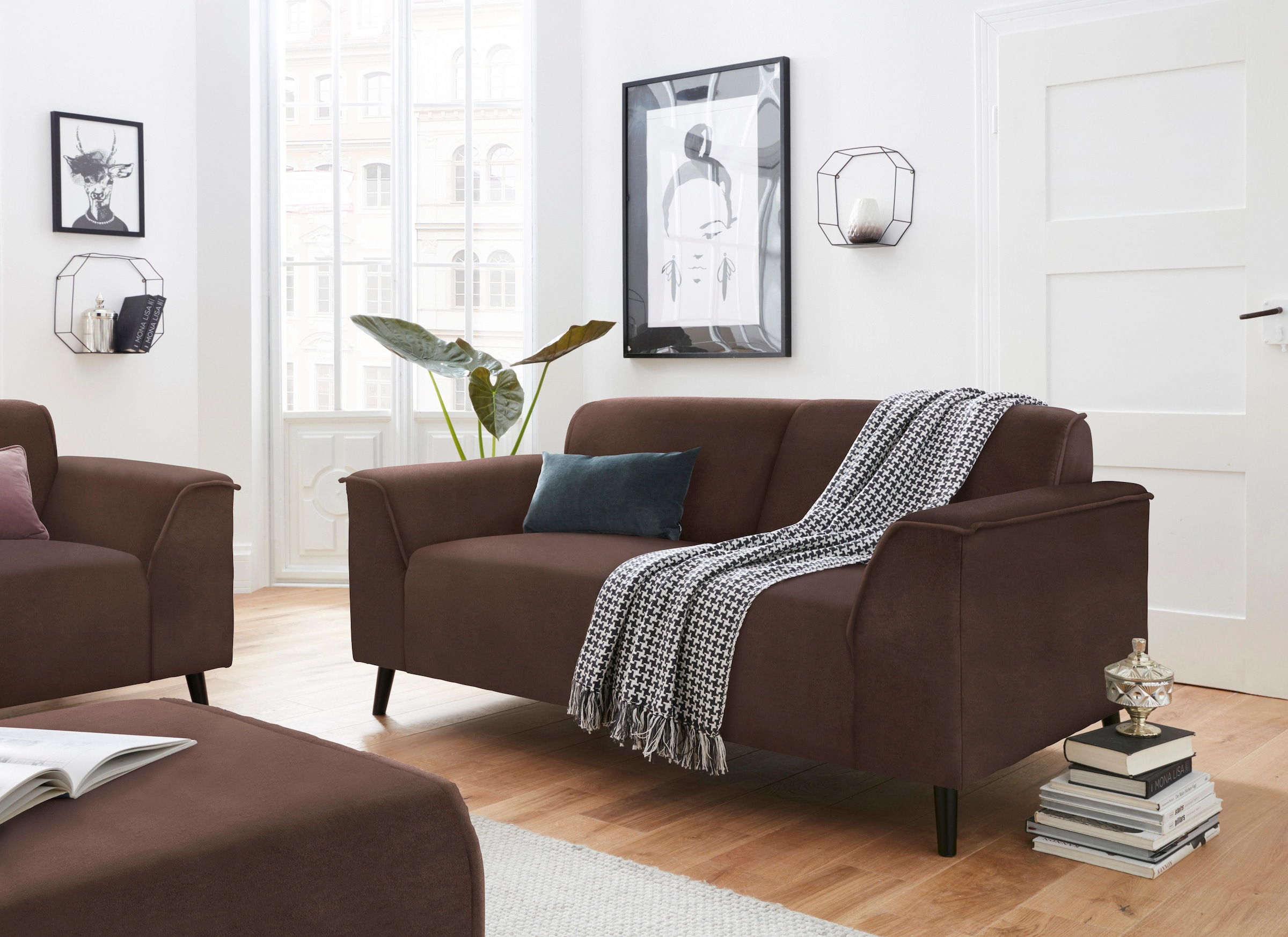 DOMO collection 2-Sitzer »Amora, inklusive komfortablem Federkern für mehr Sitzkomfort« Komfortsitzhöhe 47cm, elegante Armlehnen und hoher Fuss