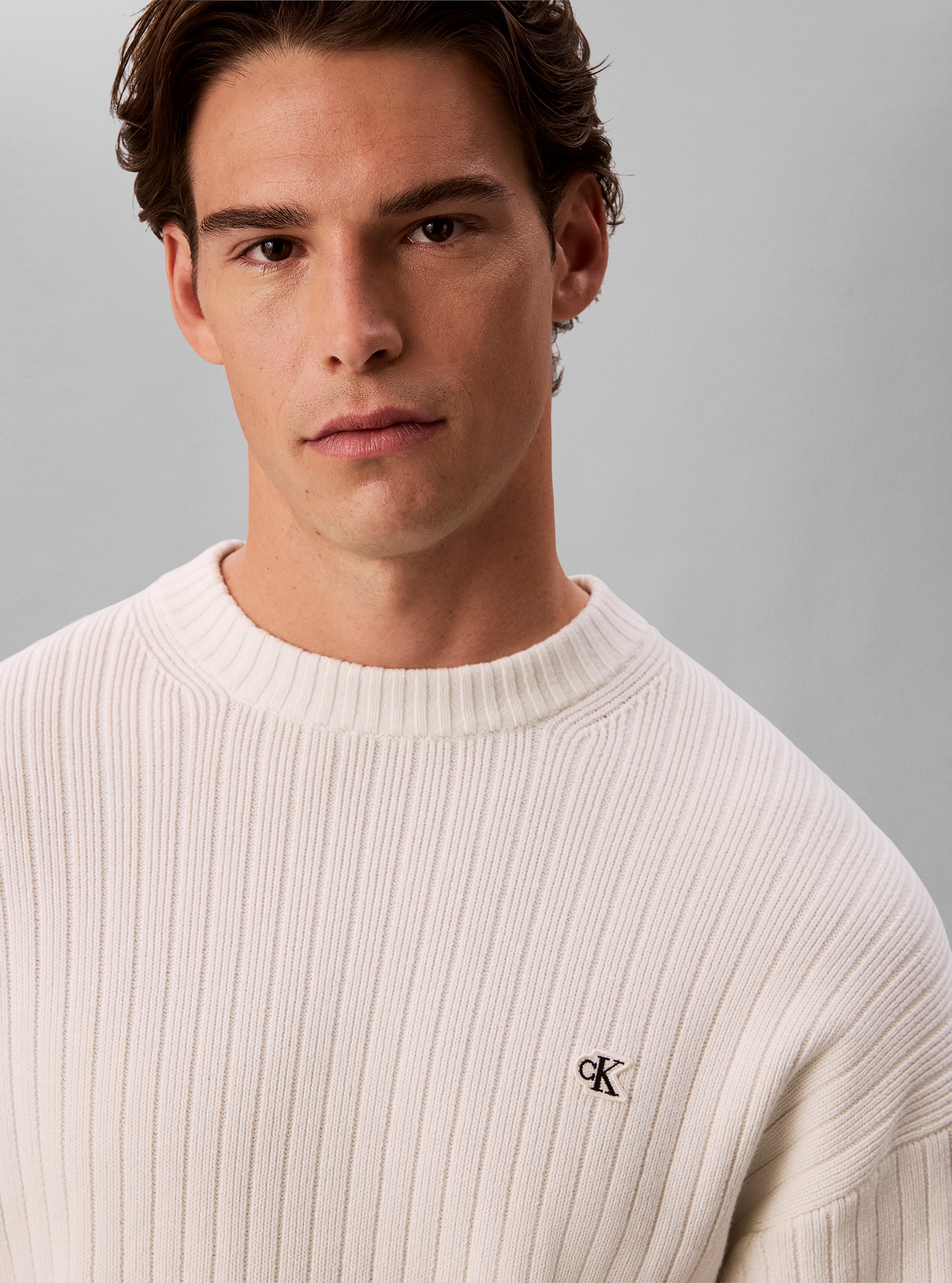 Calvin Klein Jeans Pull en tricot maille côtelée, coupe régulière, broderie du logo