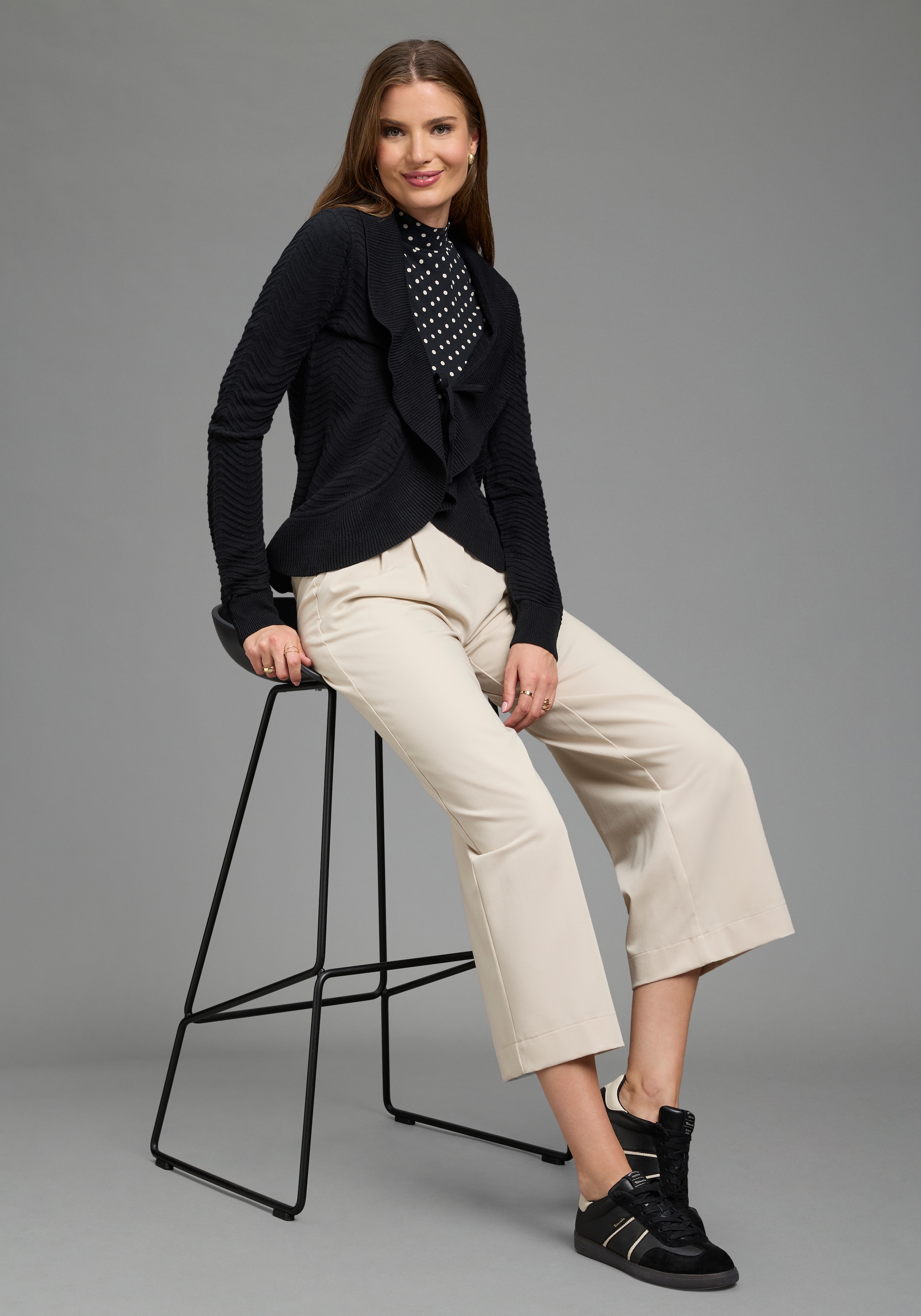 Laura Scott Veste en tricot ajouré »mit Ajourstrickmuster« en maille légère avec volants et lien