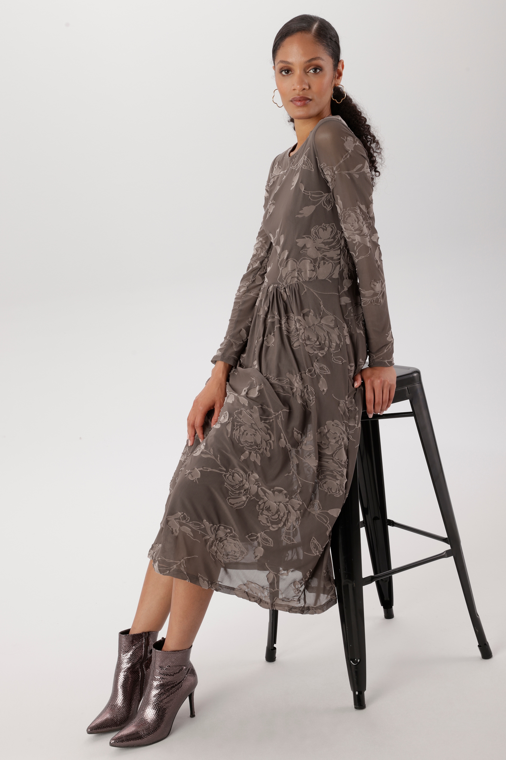Aniston SELECTED Robe midi en aspect burnout floral et qualité mesh - NOUVELLE COLLECTION