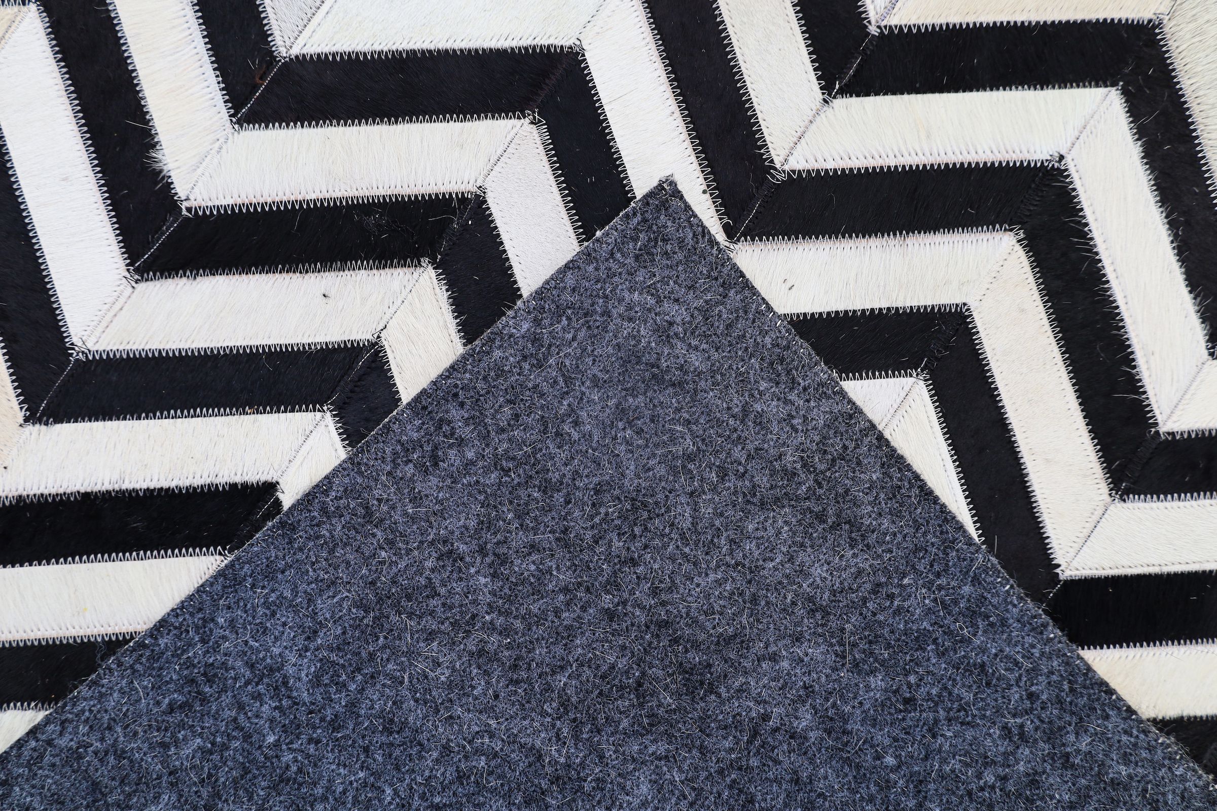 Myflair Möbel & Accessoires Tapis en fourrure »ZEBRA EDGE, echtes Rinderfell, LAGERRÄUMUNG« Rectangulaire 10 mm Höhe fait main, produit naturel, motif en zigzag, structure naturelle