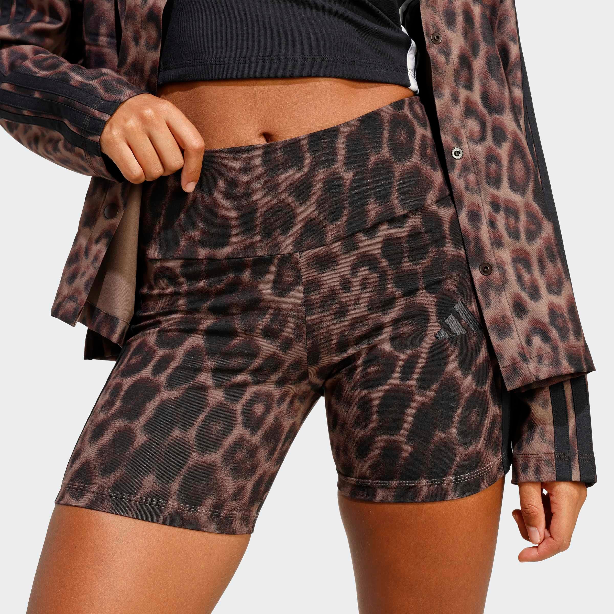 adidas Sportswear Shorts »SEASONAL ESSENTIALS BIKER MIT LEOPARDENPRINT UND 3-STREIFEN«