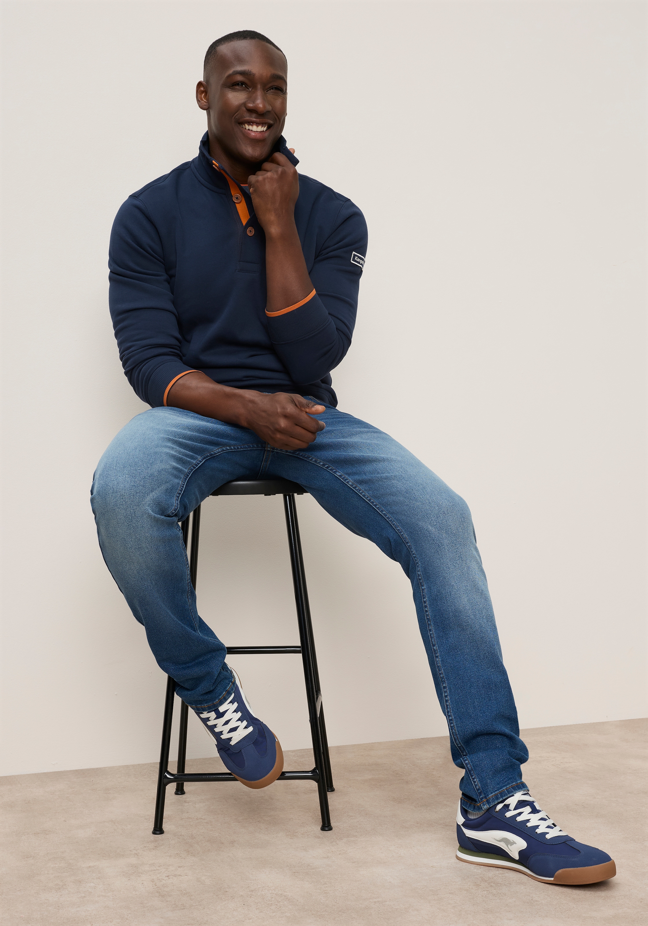 KangaROOS Sweat-shirt , avec col de troyer fermé haut, détails contrastés
