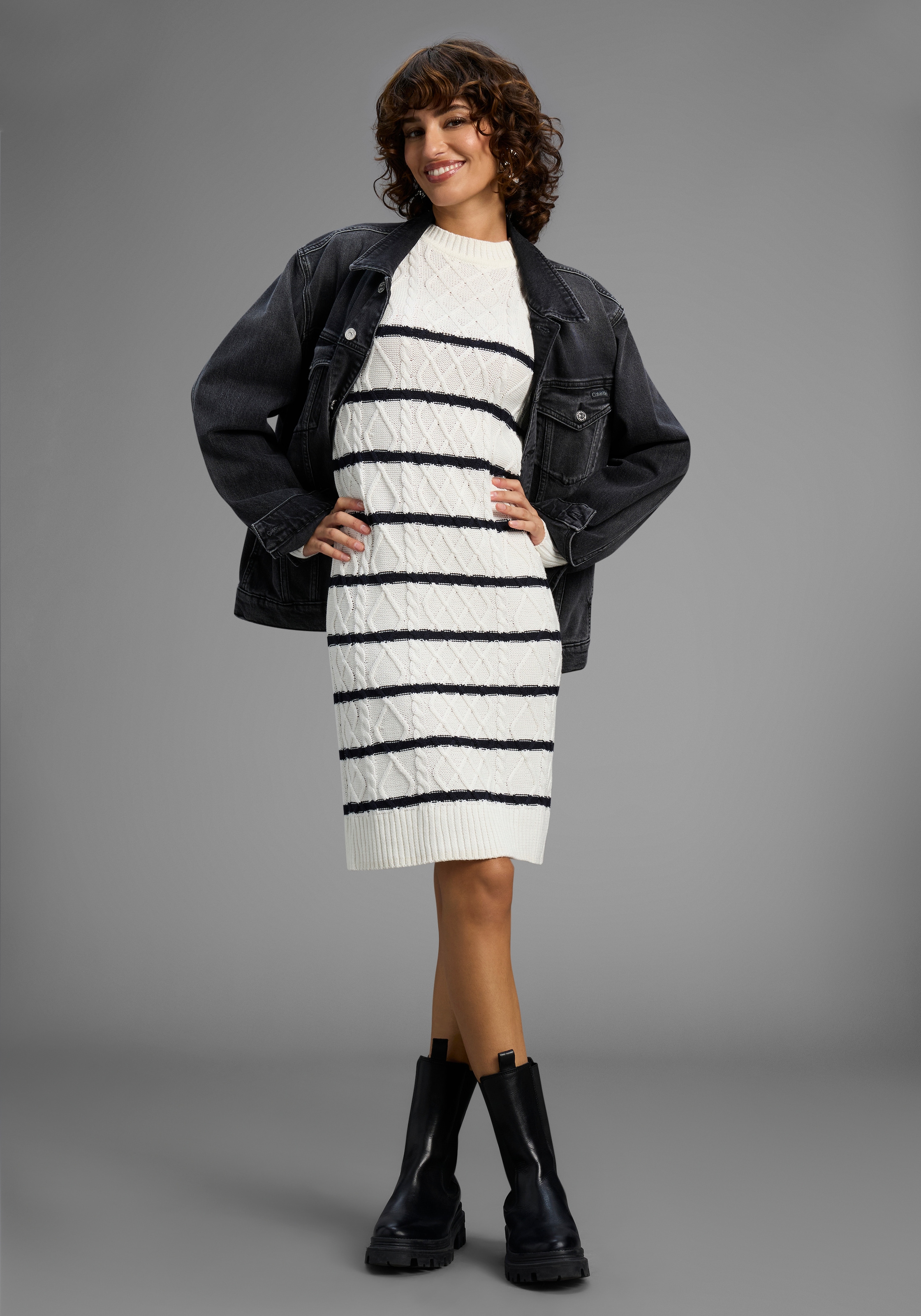 Laura Scott Strickkleid Ohne Taschen mit Zopfstrickmuster und Zierknöpfen - NEUE KOLLEKTION