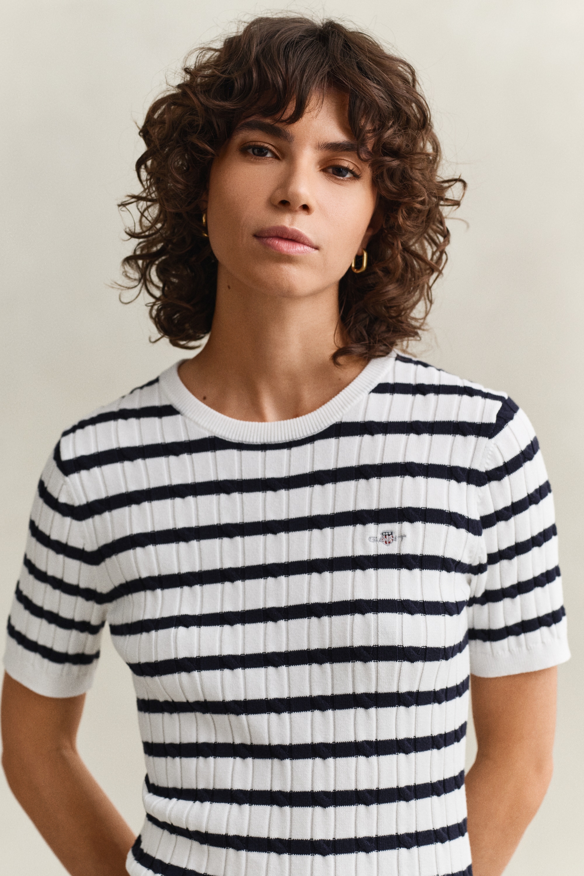 Gant Kurzarmpullover »STRETCH COTTON CABLE STRIPE SS« Gestreifter Zopfstrick, Rundhals, Schmale Passform