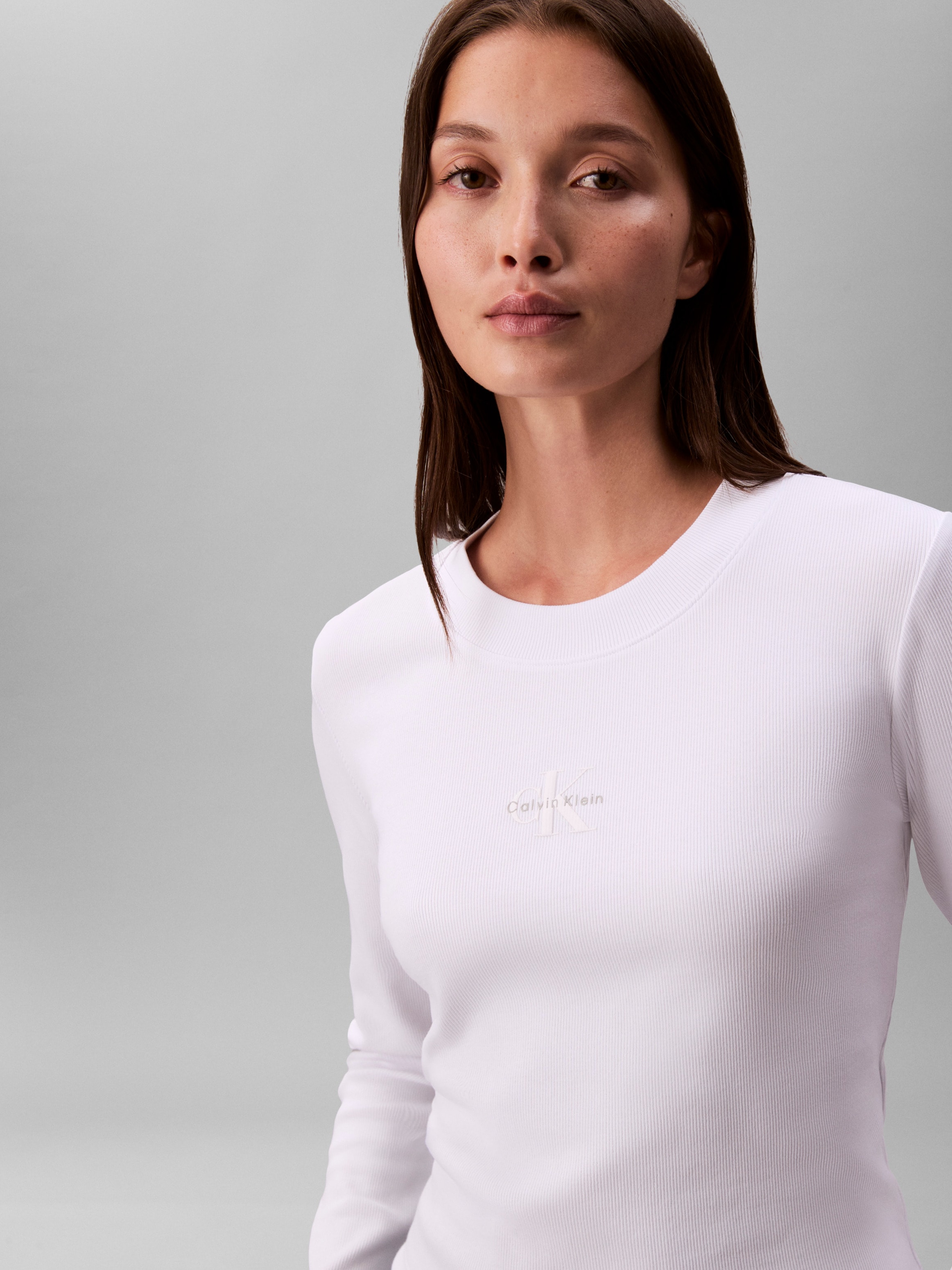 Calvin Klein Jeans T-shirt à manches longues Rundhalsausschnitt, figurbetonte Passform, Logodruck
