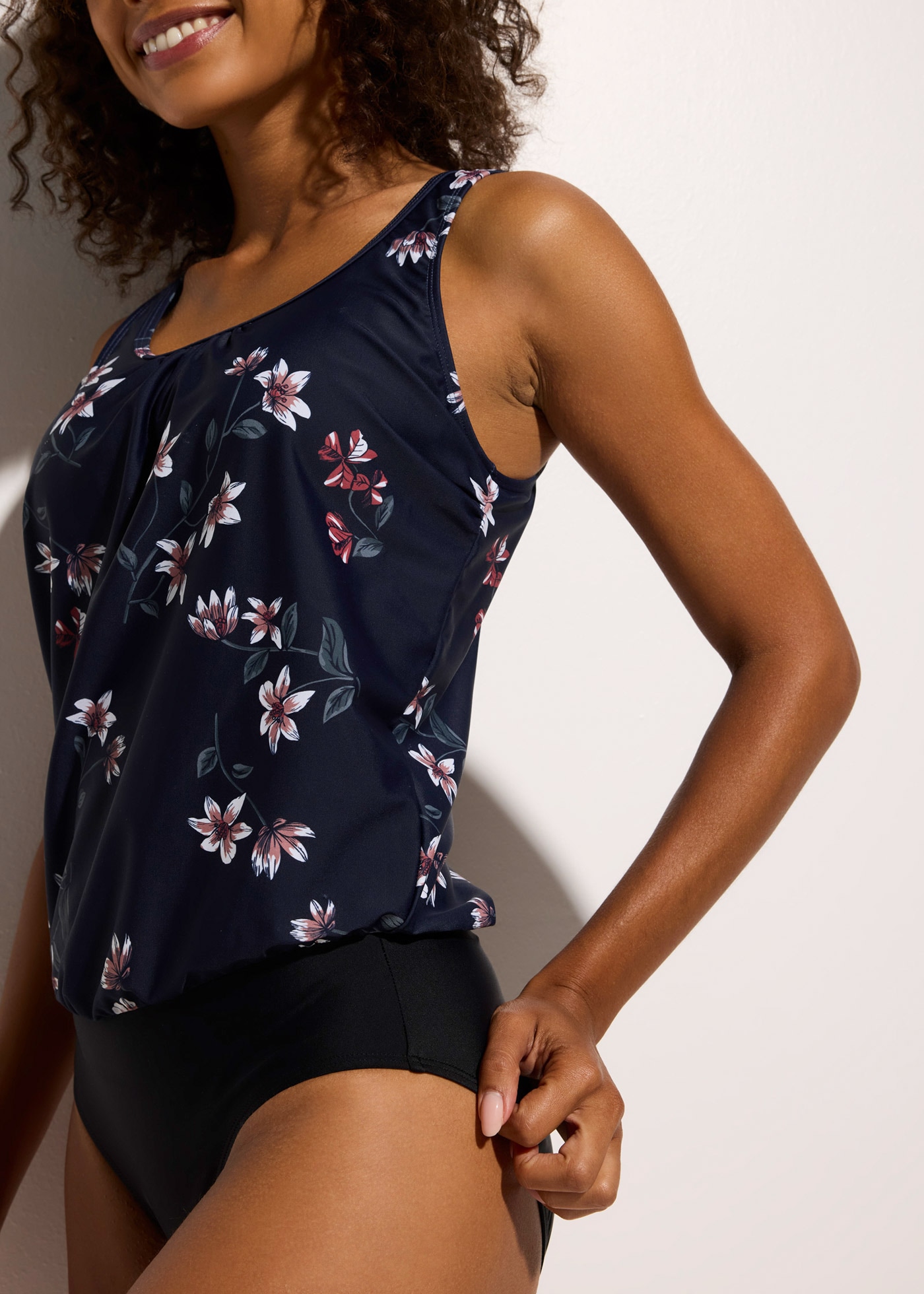 bonprix Maillot de bain 1 cuis figurumspielende Passform, mit floralem Druck, mit Elasthan-Anteil