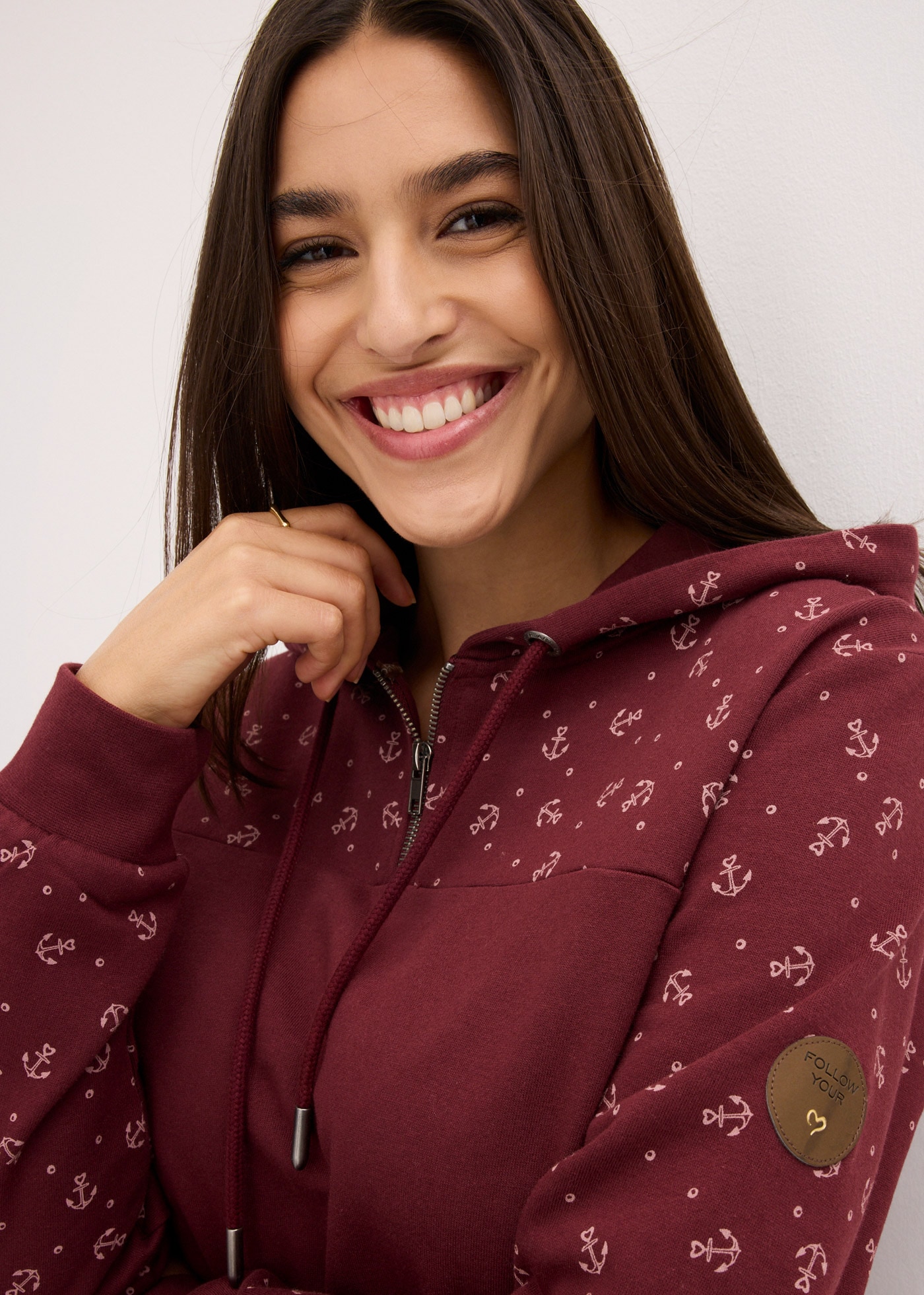 bonprix Hoodie »Kapuzensweatshirt mit Reissverschluss aus reiner Baumwolle«, lässig geschnittene Passform, mit maritimem Muster und Anker-Motiven
