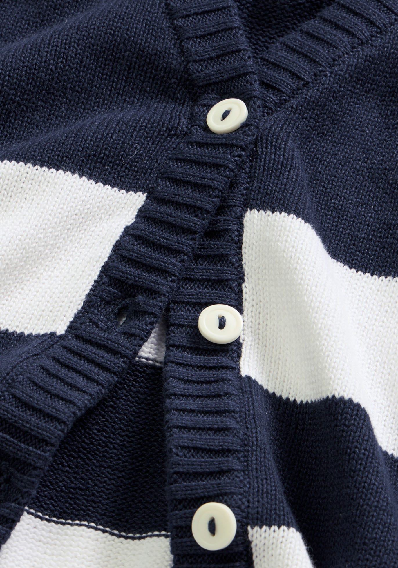 bonprix Veste en tricot Slim fit Passform, mit Streifenmuster, eleganter Stil