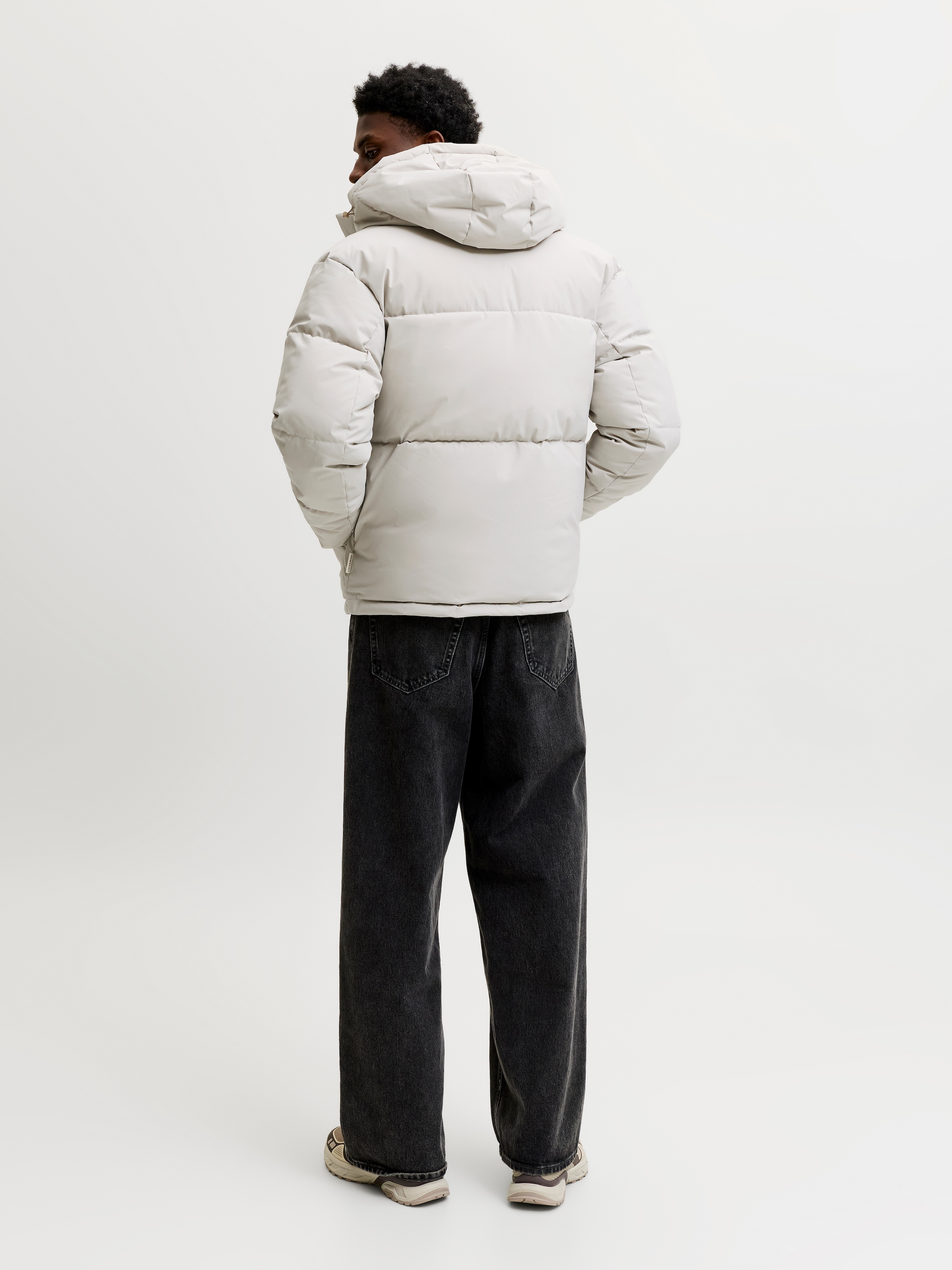 Jack & Jones Veste matelassée »JJESOHO PUFFER HOOD AW26 SN« avec capuche fibre synthétique, coupe régulière