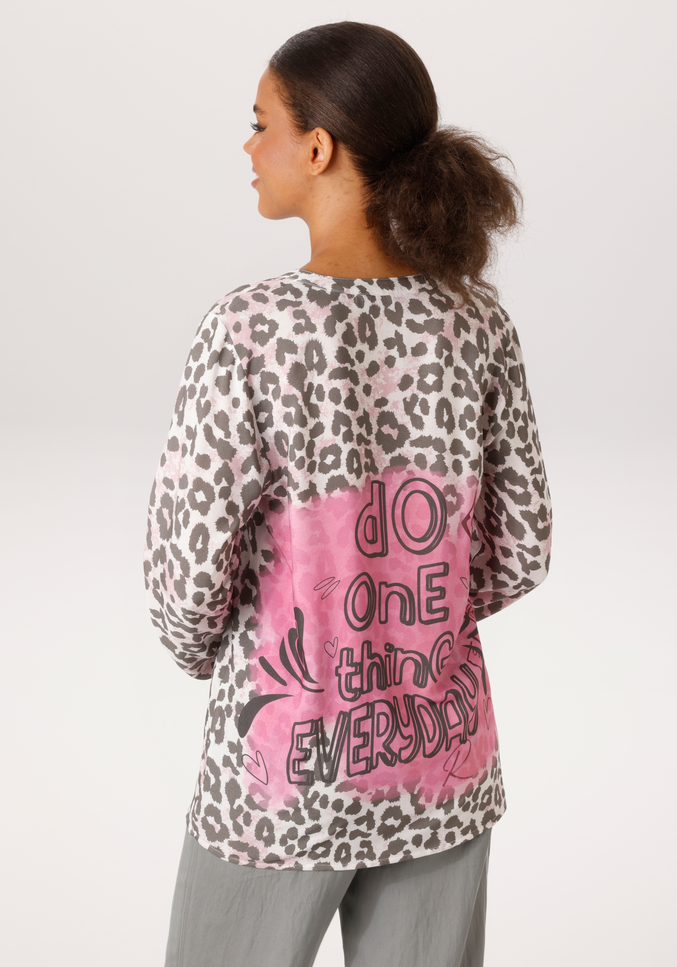 Aniston CASUAL Blouse à enfiler mit Statement-Schriftzügen und coolen Leoprint - NEUE KOLLEKTION