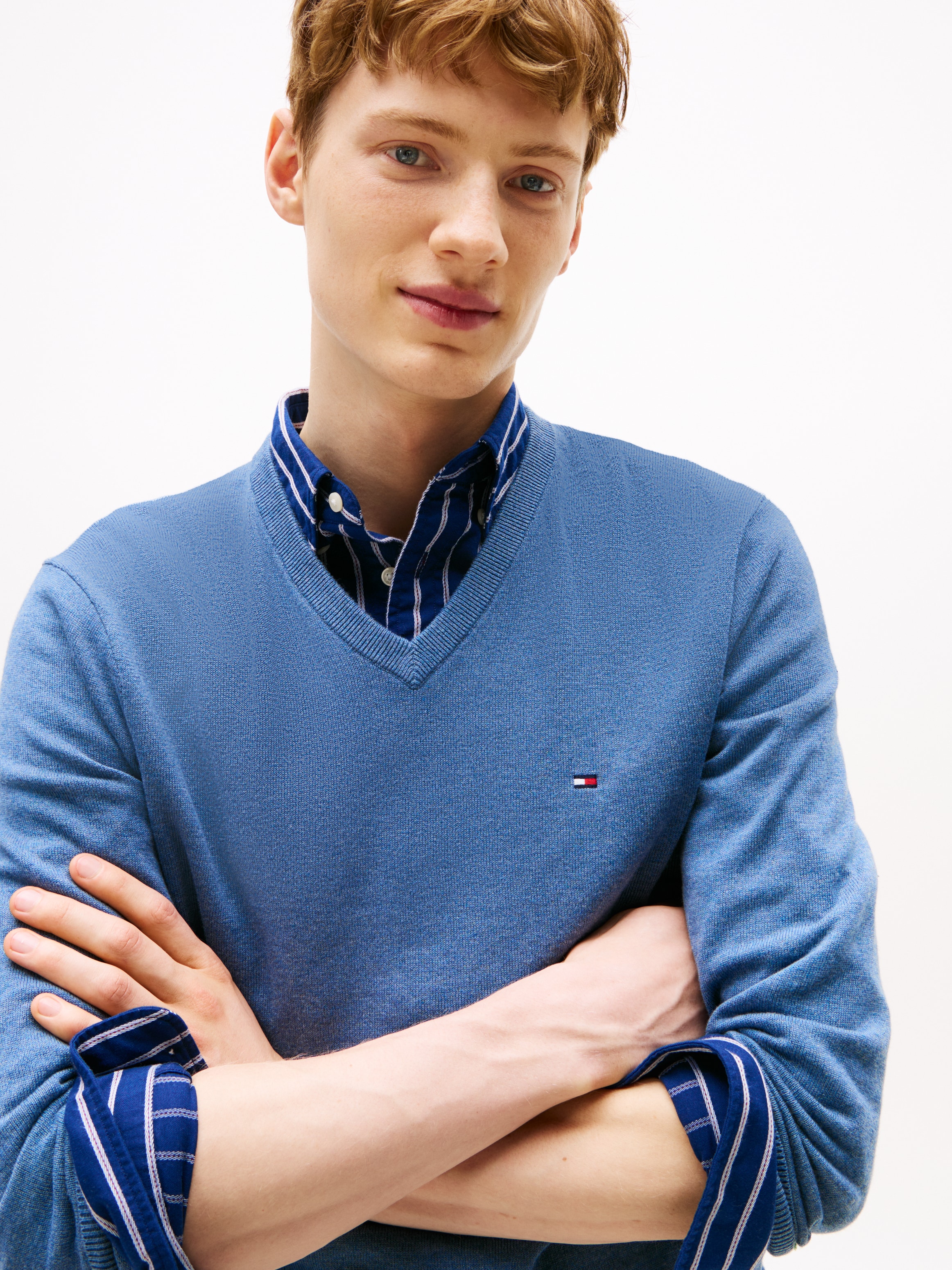 Tommy Hilfiger Pull en tricot »ESSENTIAL COTTON V NECK mit V-Ausschnitt und Stickerei« unifarben, casual, regular fit, Baumwolle, V-Ausschnitt