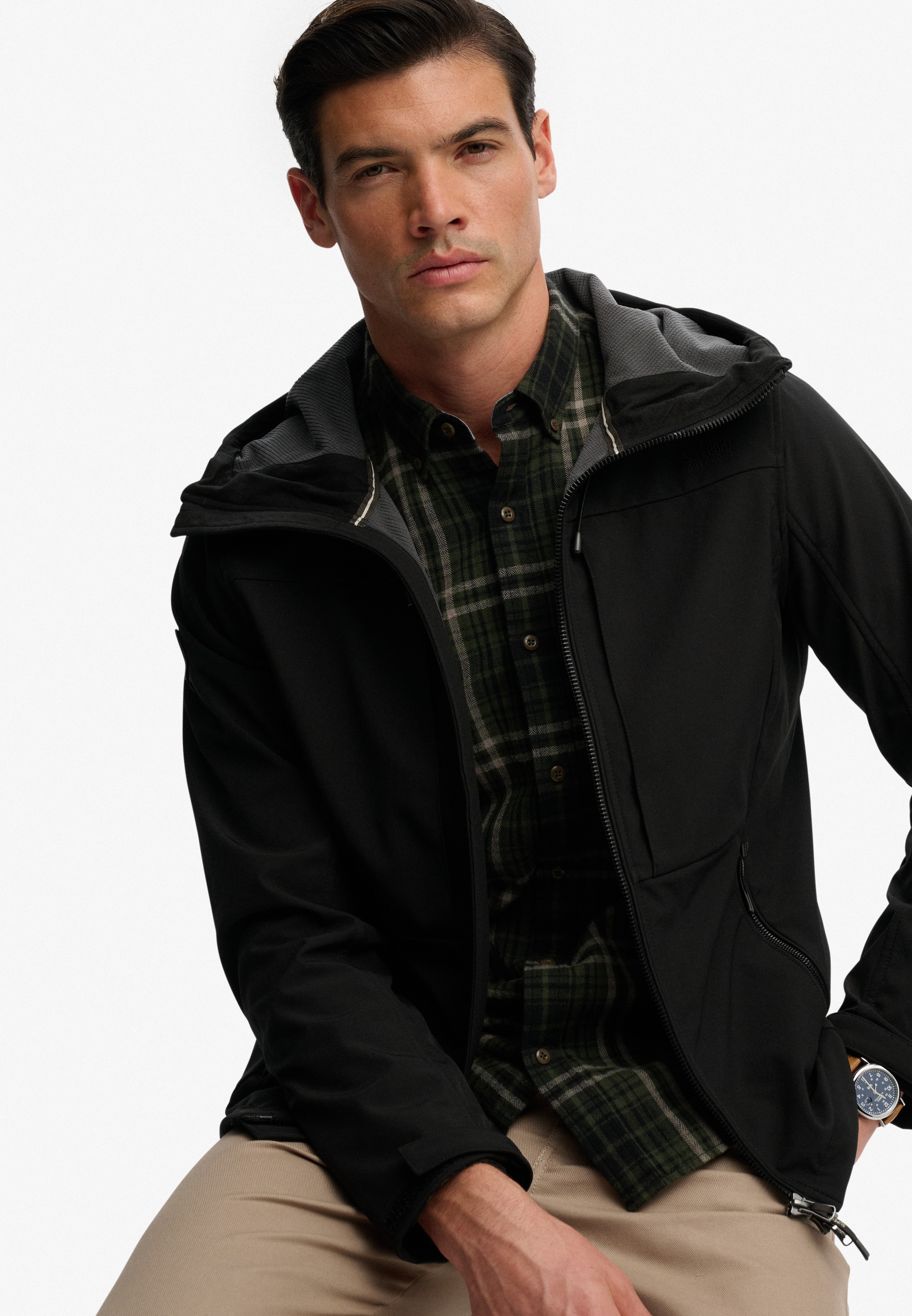 Superdry Veste d'extérieur »HOODED SOFTSHELL TREKKER JKT« avec capuche avec mélange de matériaux polyester et élasthanne, coupe décontractée