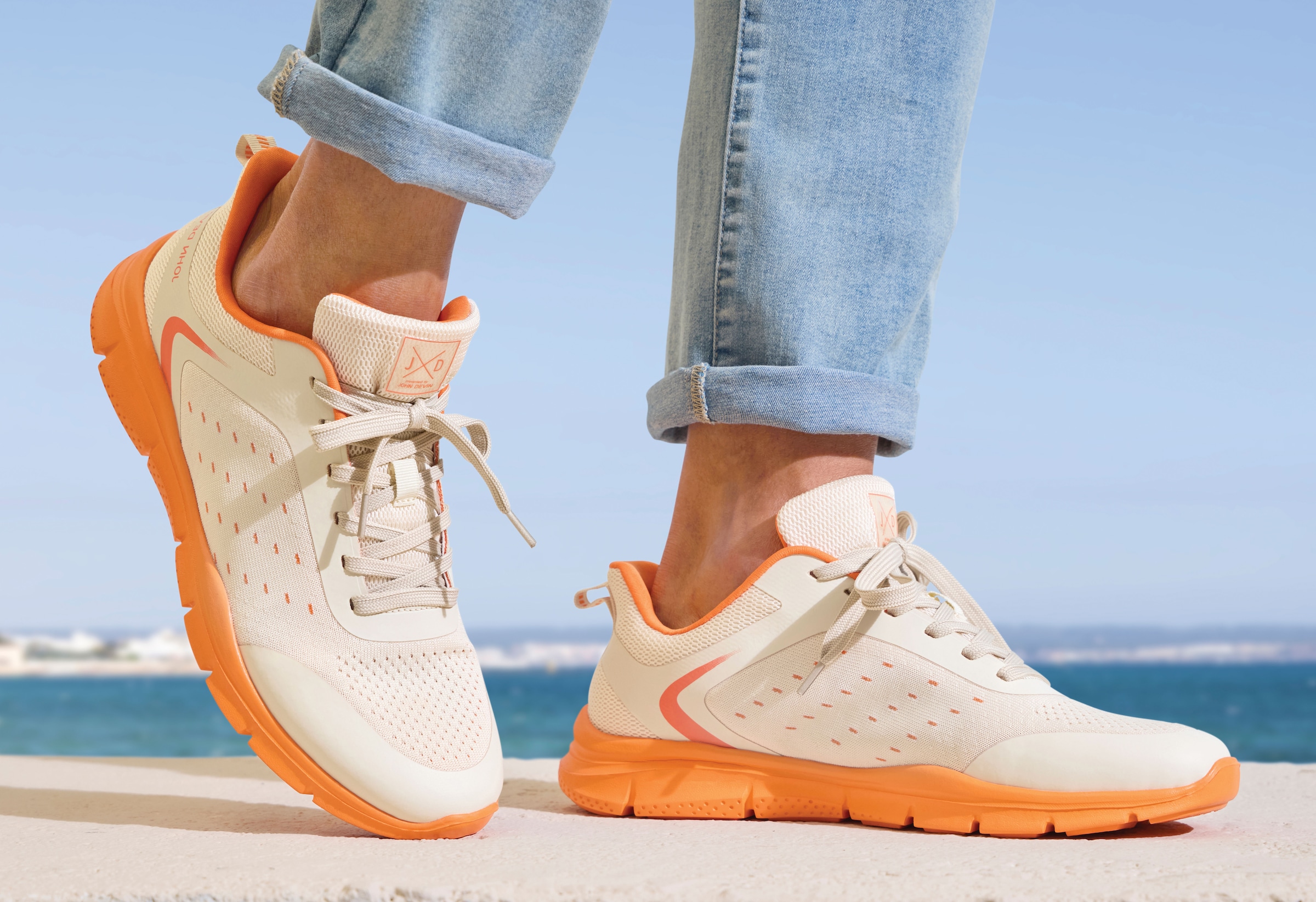 John Devin Sneakers »Schnürschuh, Freizeitschuhe, Schnürhalbschuhe, Halbschuh, Turnschuh«  im sportiven Look mit farbiger Sohle VEGAN