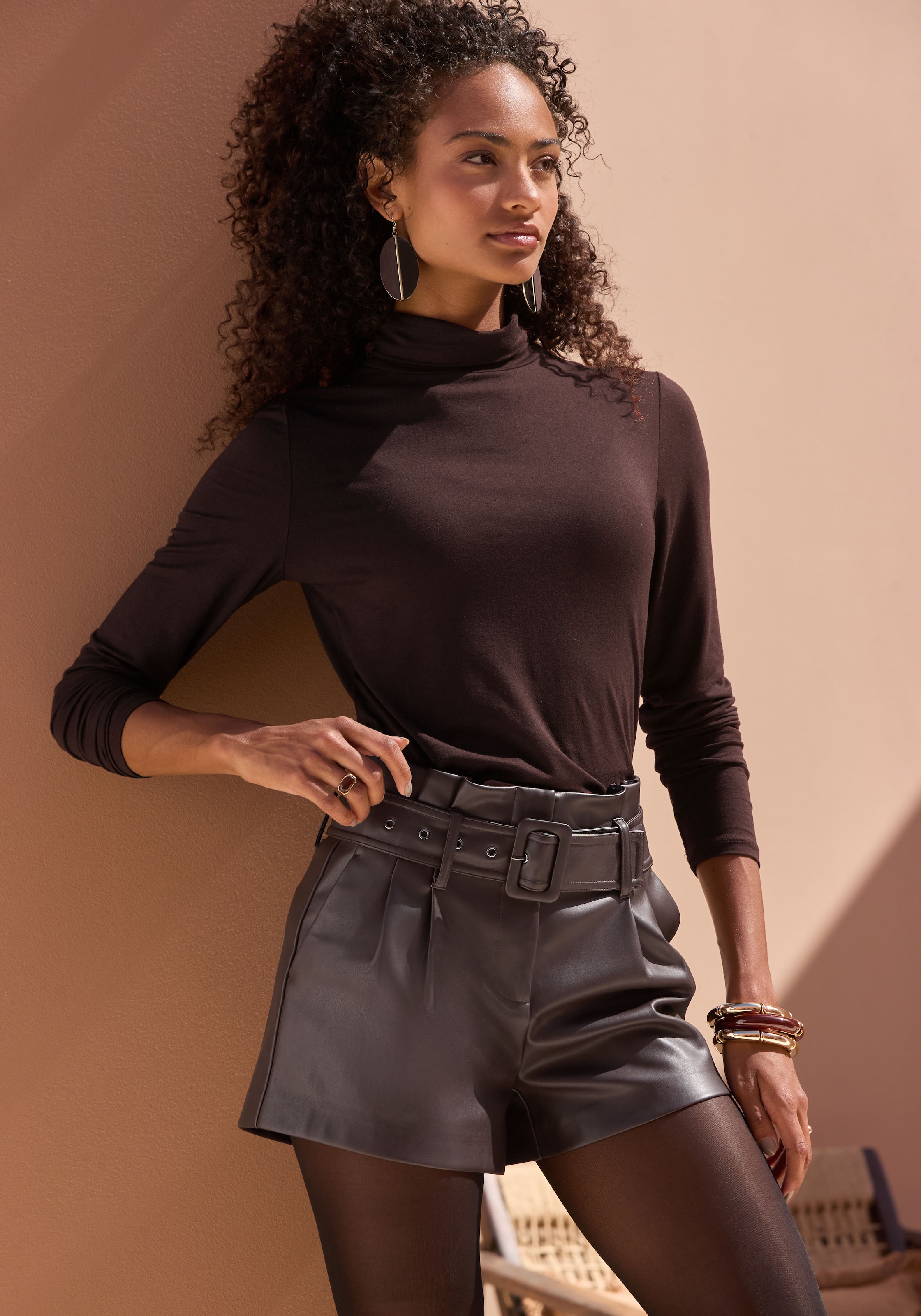 LASCANA Shorts »aus angenehmen Lederimitat mit Gürtel«  modische Lederimitatshorts, elegant, Herbsthose aus Kunstleder