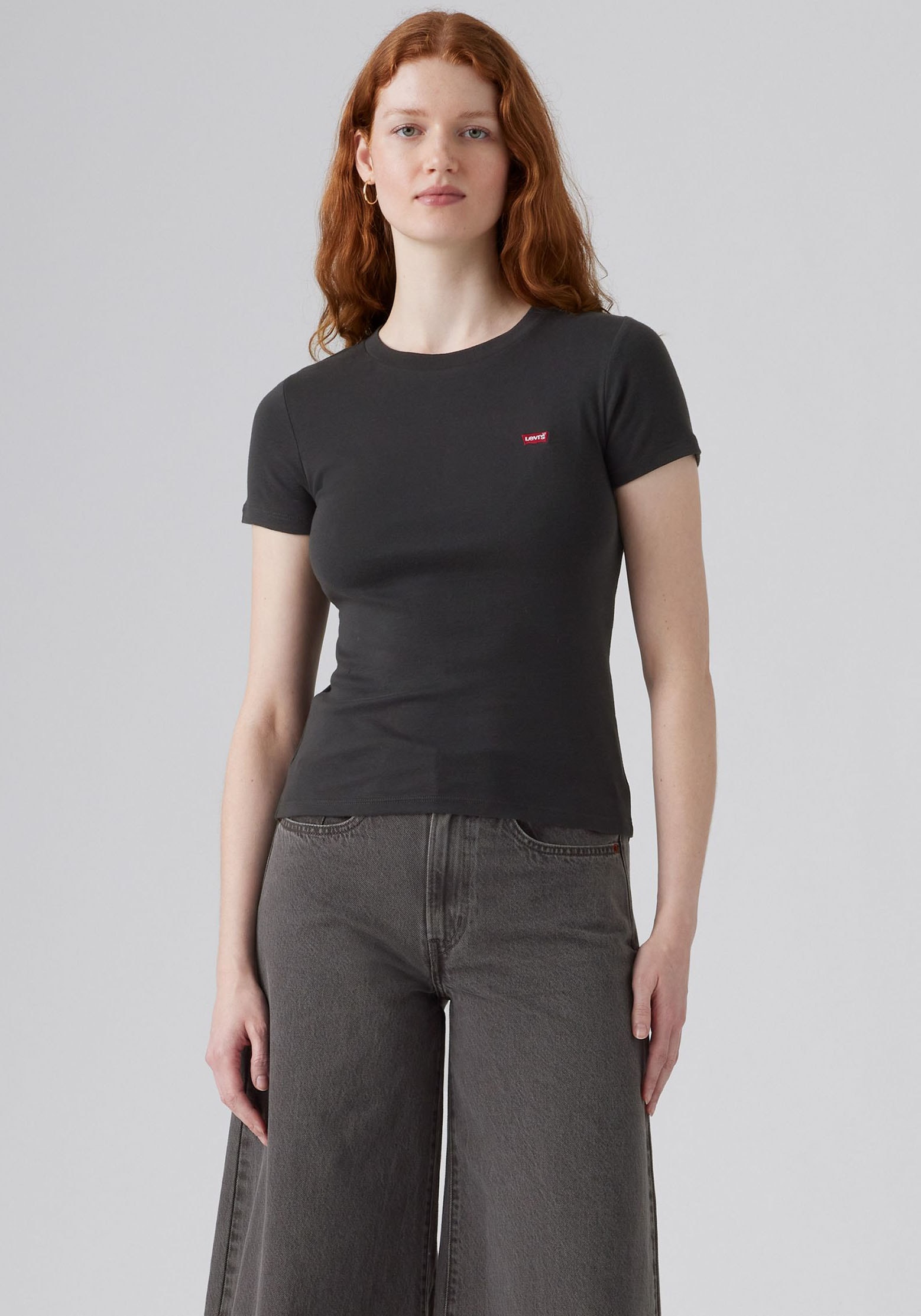 Levi's® T-shirt »Mini-Logo« Packung, 2 cuis mit kleiner Markenlogo-Stickerei auf der Brust