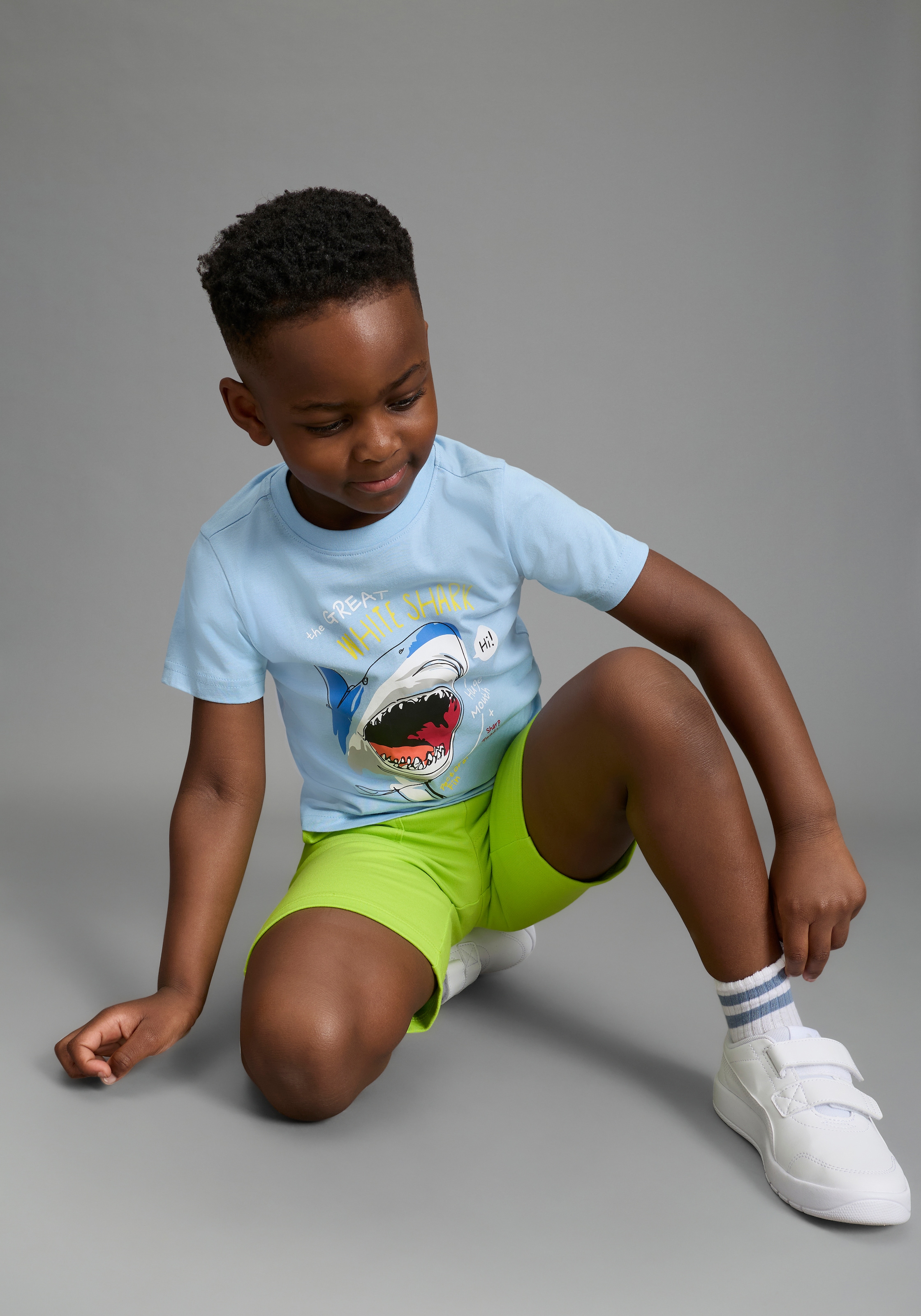 KIDSWORLD T-shirt »2er Pack Shirts mit Hai Motiven für kleine Jungen« Packung, 2, 2 pièces modischer Stil, mit Rundhalsausschnitt, Kurzarm, bedruckt