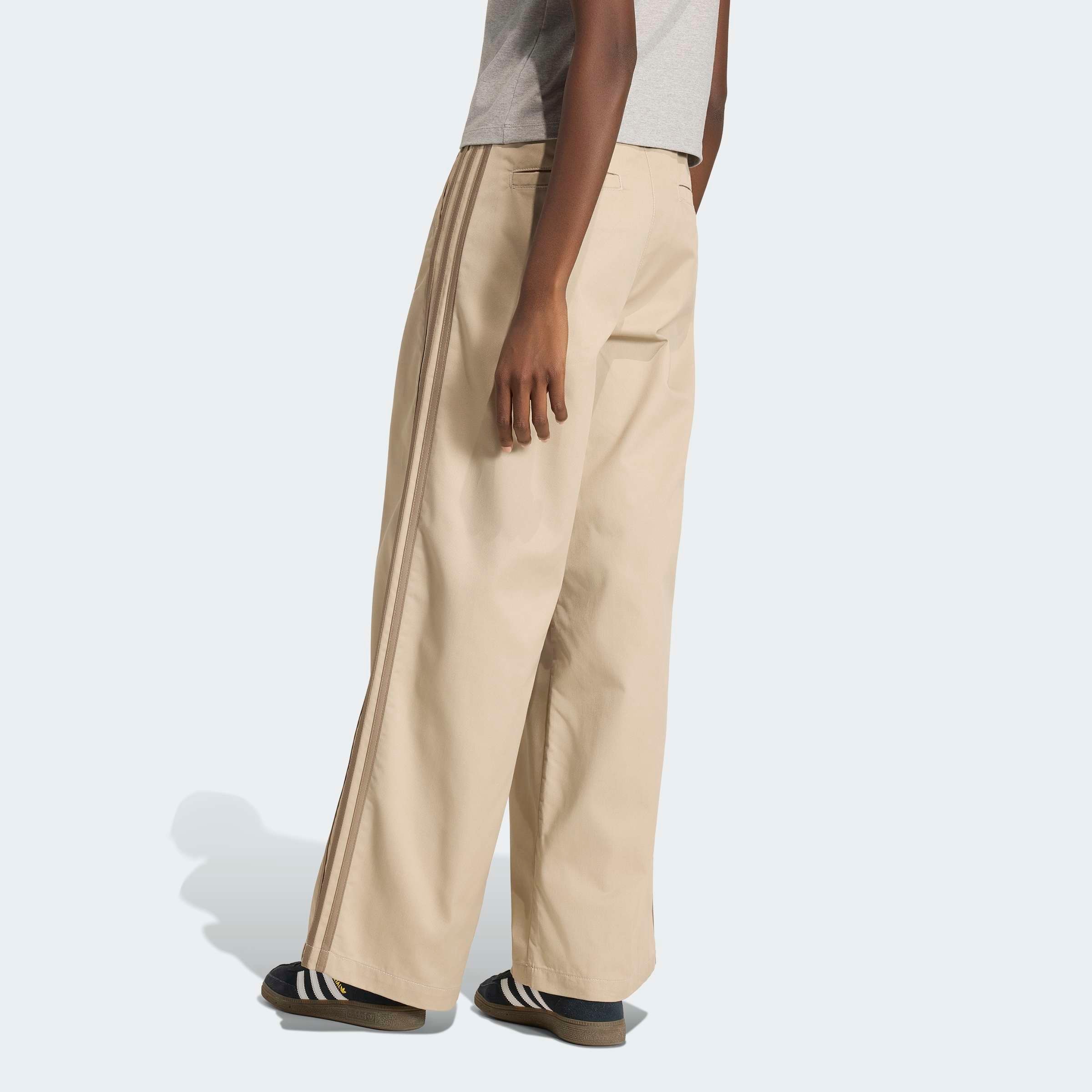 adidas Originals Pantalon de sport »TAILORED«  avec rayures fines, en sergé tissé, coupe ample