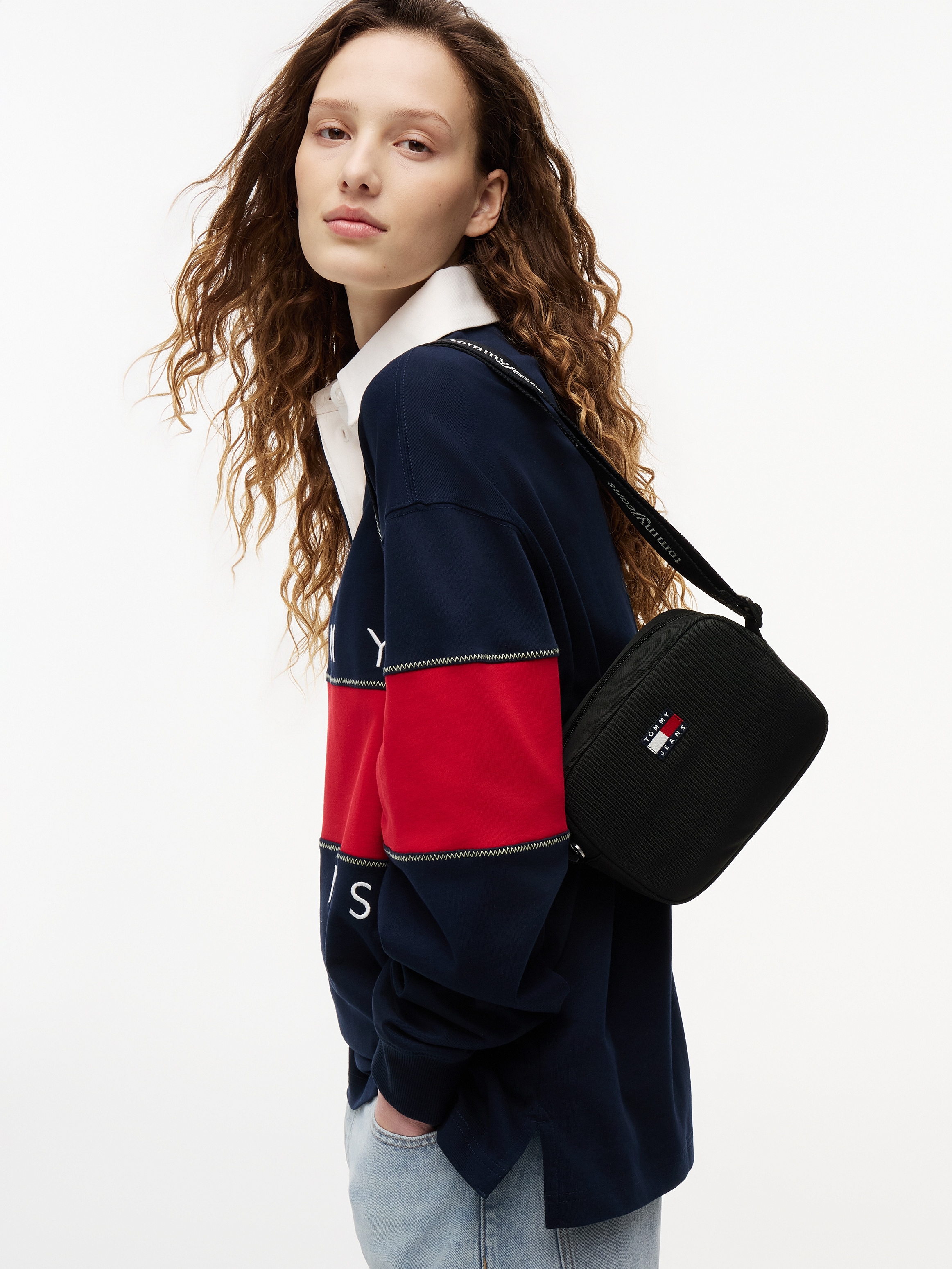 Tommy Jeans Umhängetasche »TJW ESS DAILY CROSSOVER« Damen Schultertasche, Minibag mit Logo-Aufnäher