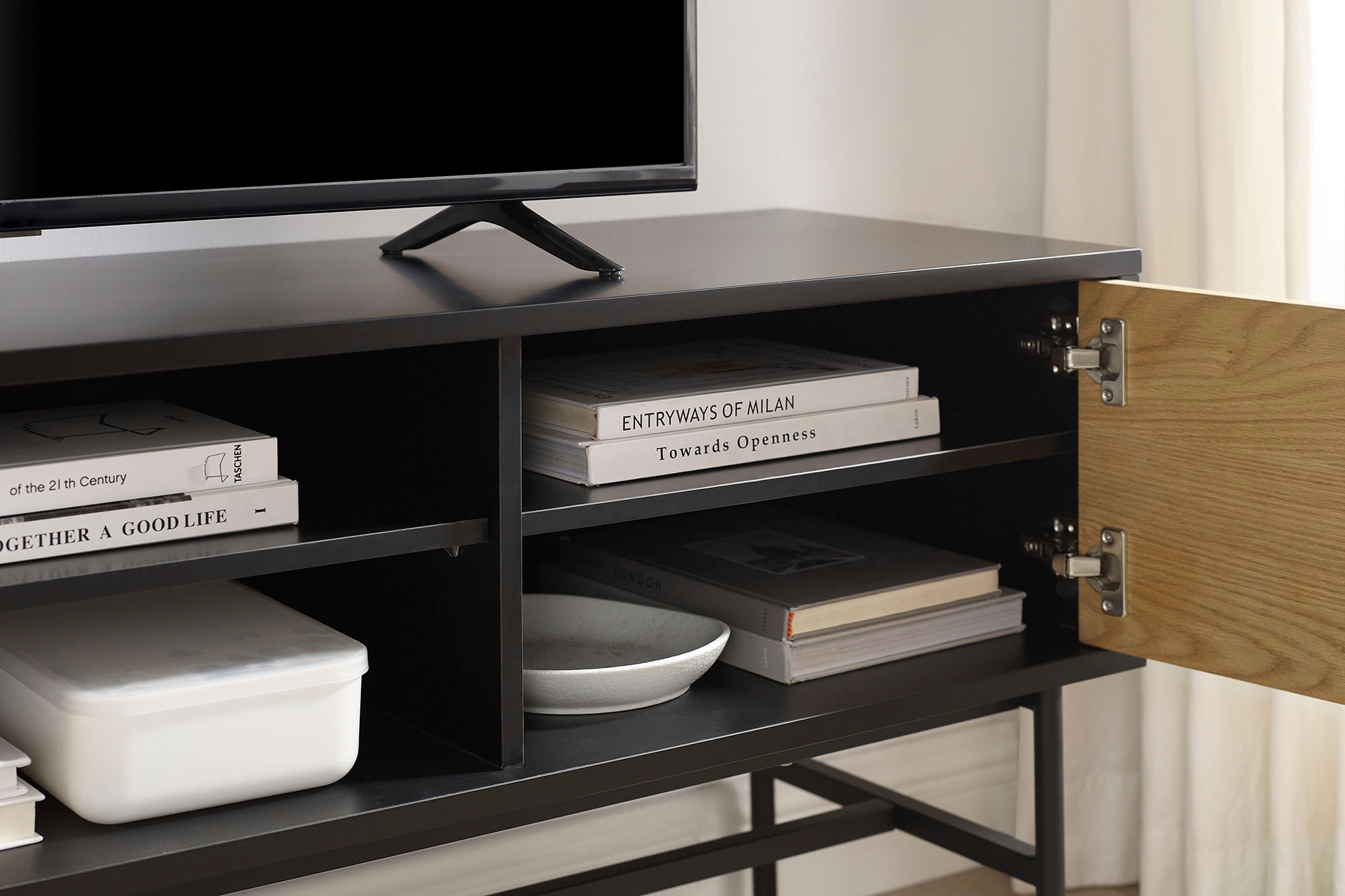 SalesFever Table basse »Torsby Stilvolle TV-Kommode für Ihr Wohnzimmer« Kommode: Stil trifft auf praktische Kabelorganisation