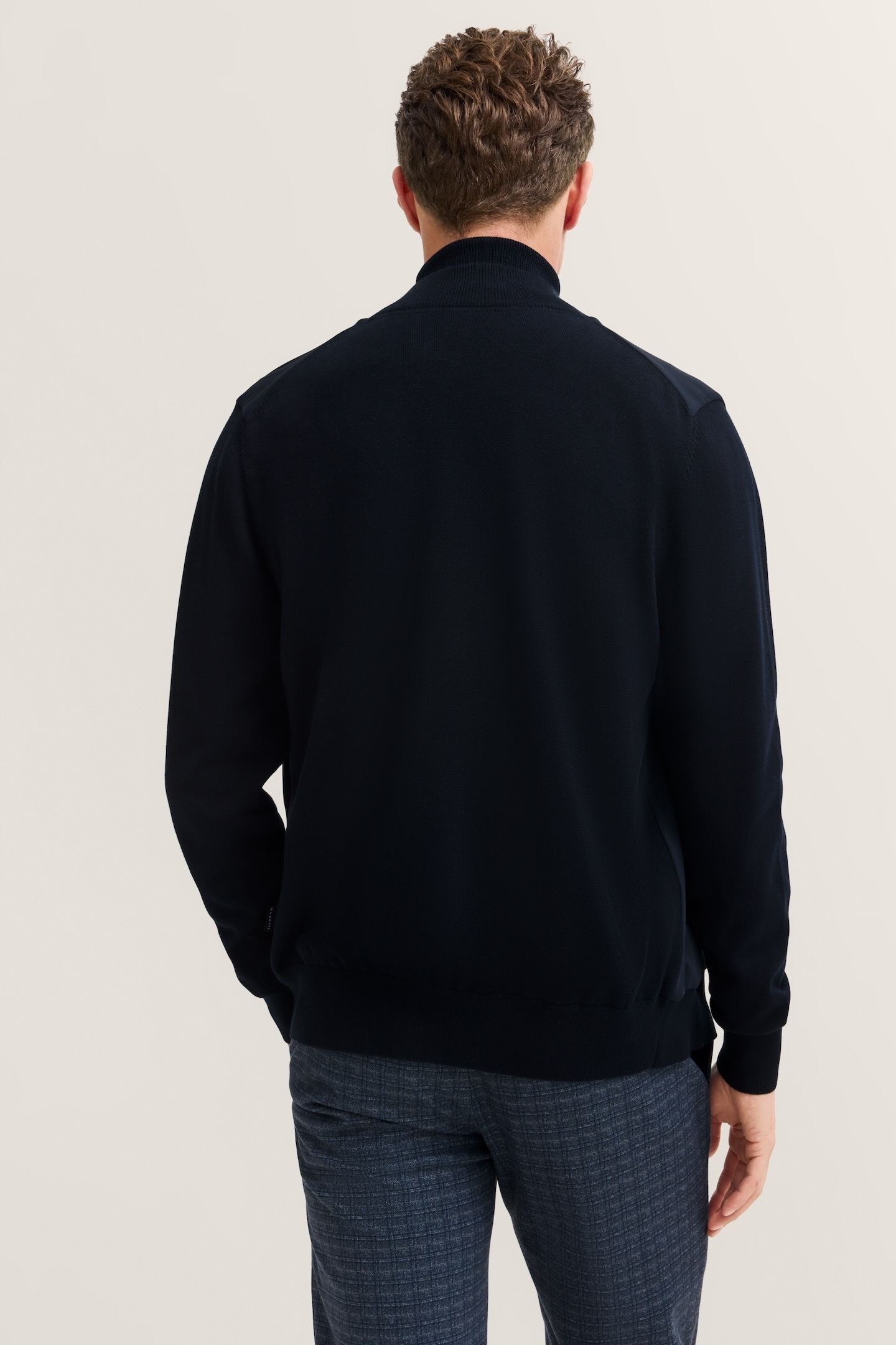 bugatti Strickjacke »Regular Fit« mit Stehkragen und Reissverschlusstaschen