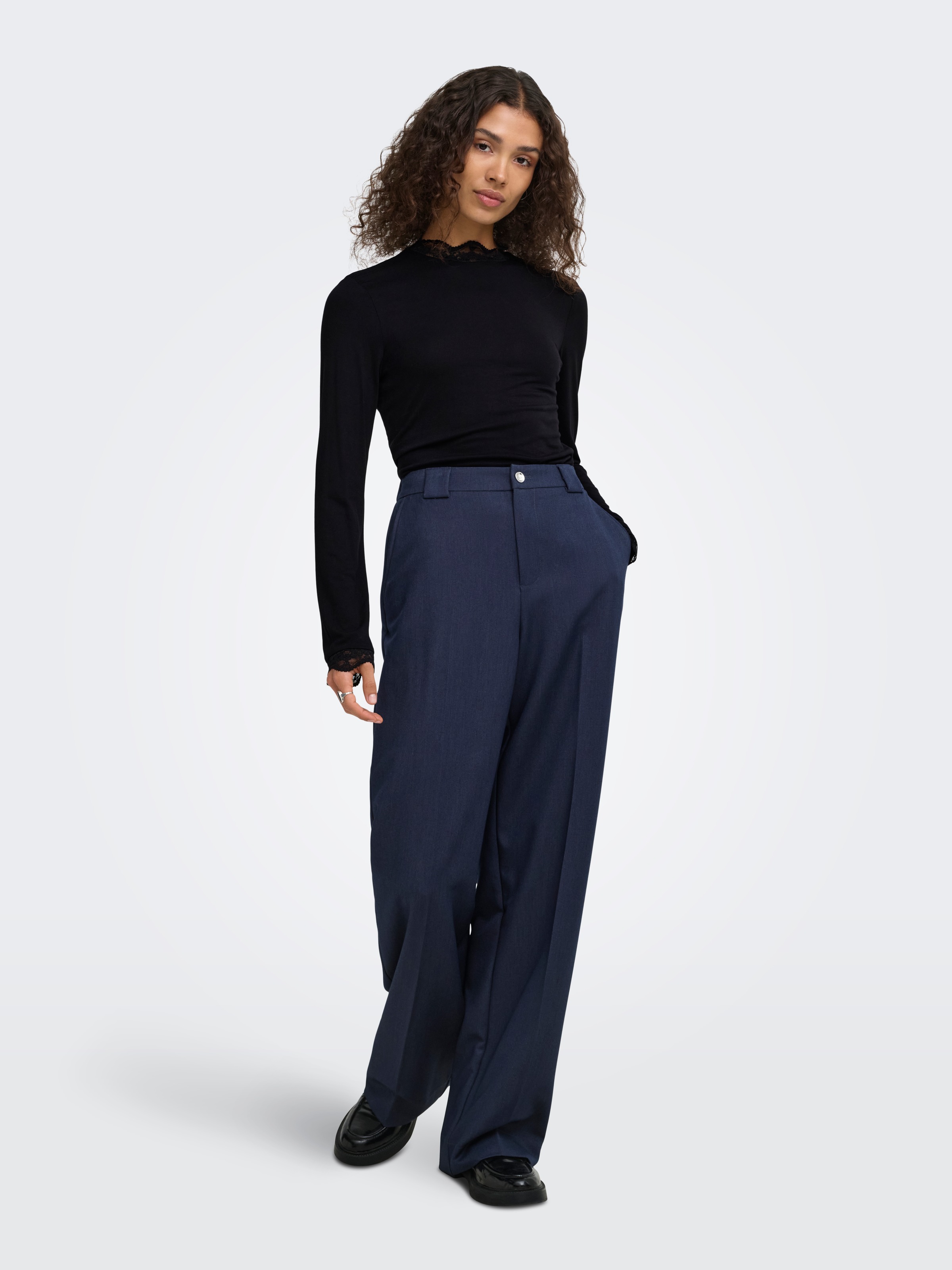 ONLY T-shirt à manches longues »ONLLIV L/S TOP WITH LACE DETAILS CS JRS« mélange viscose, coupe régulière