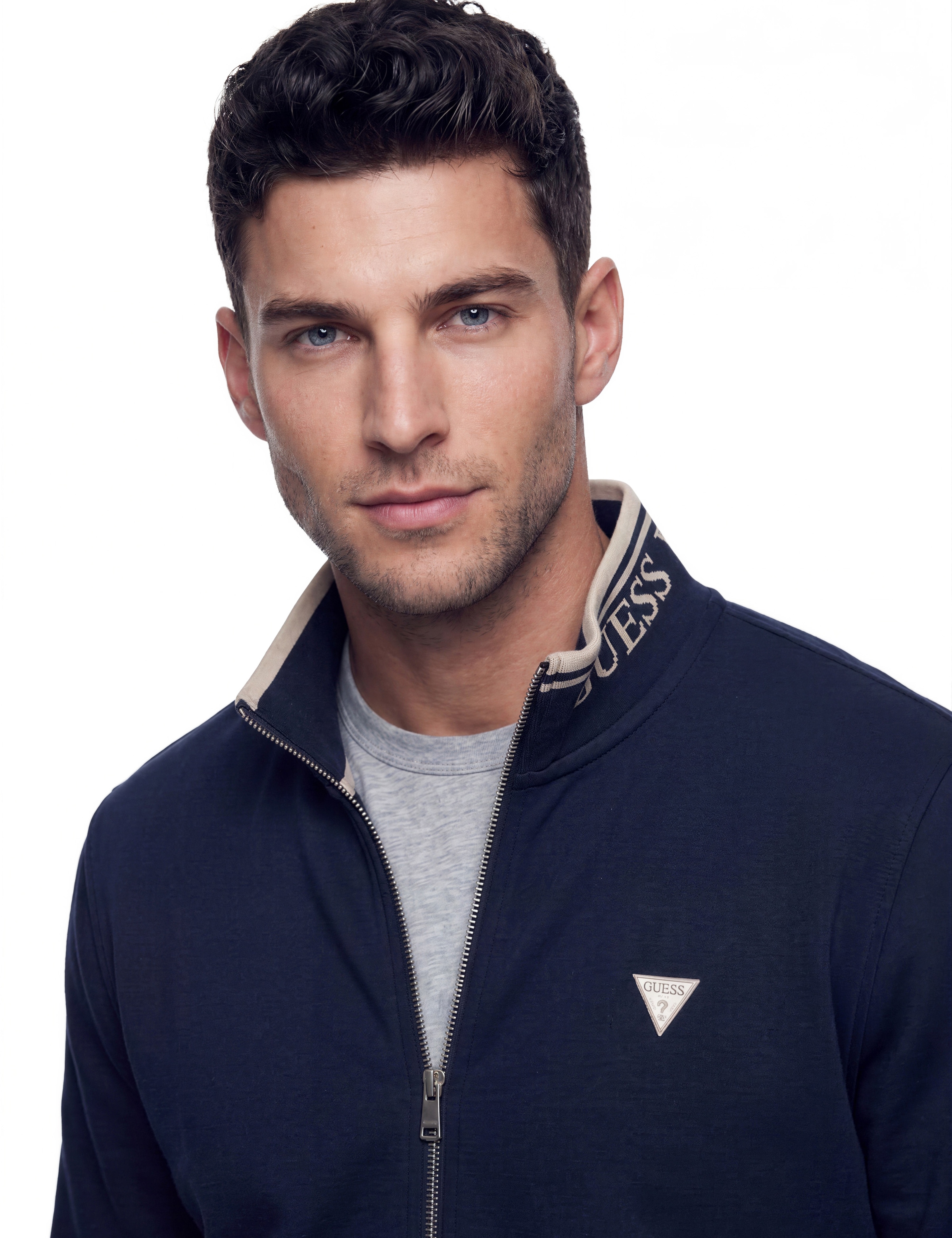 Guess Veste sweat »FULL ZIP-UP TRUCKER« col montant avec inscription GUESS, poche kangourou