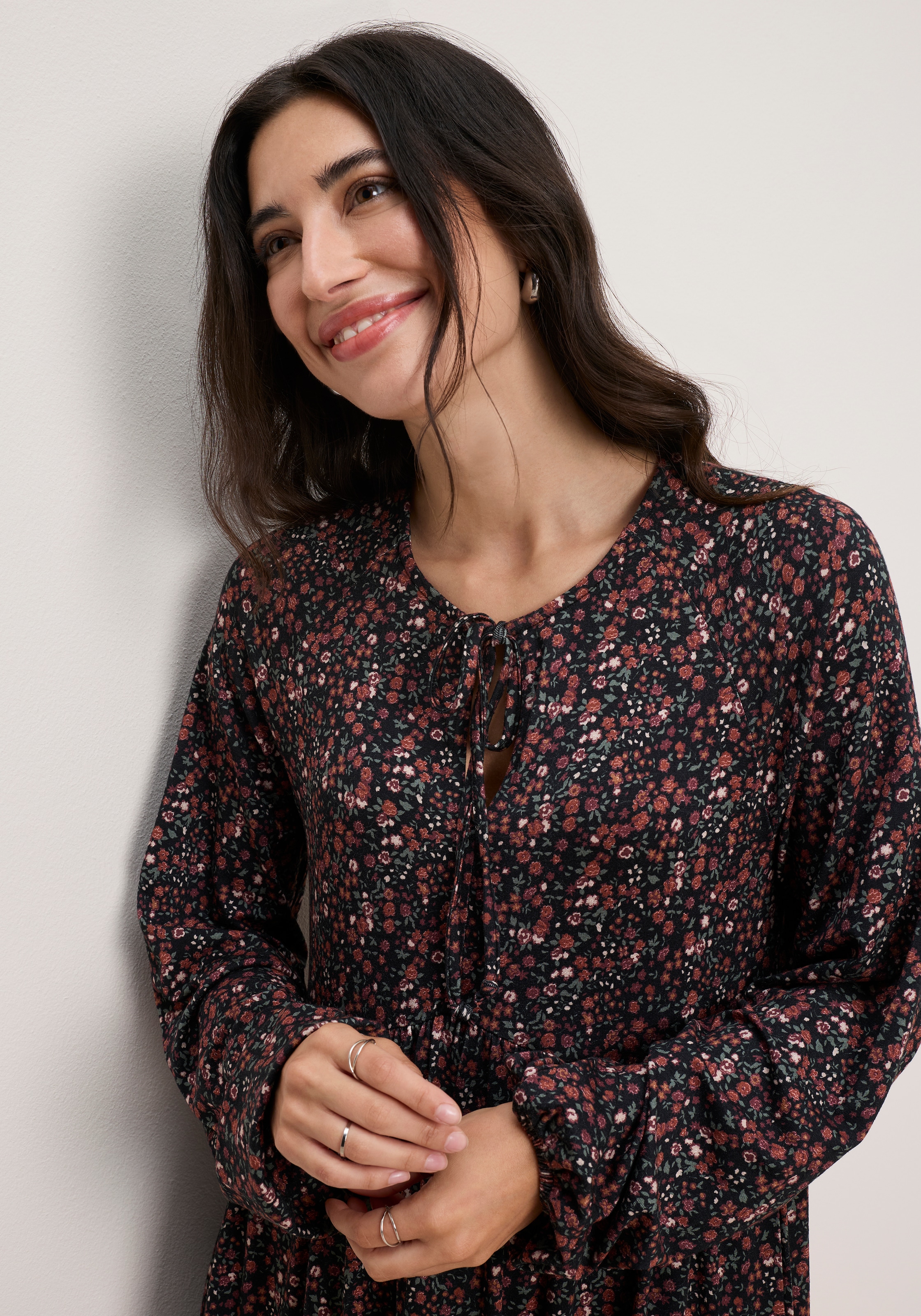 Tamaris Robe en jersey »mit figurbetonter Passform, Mini-Länge, geblümte Optik« avec détails modernes en nœuds