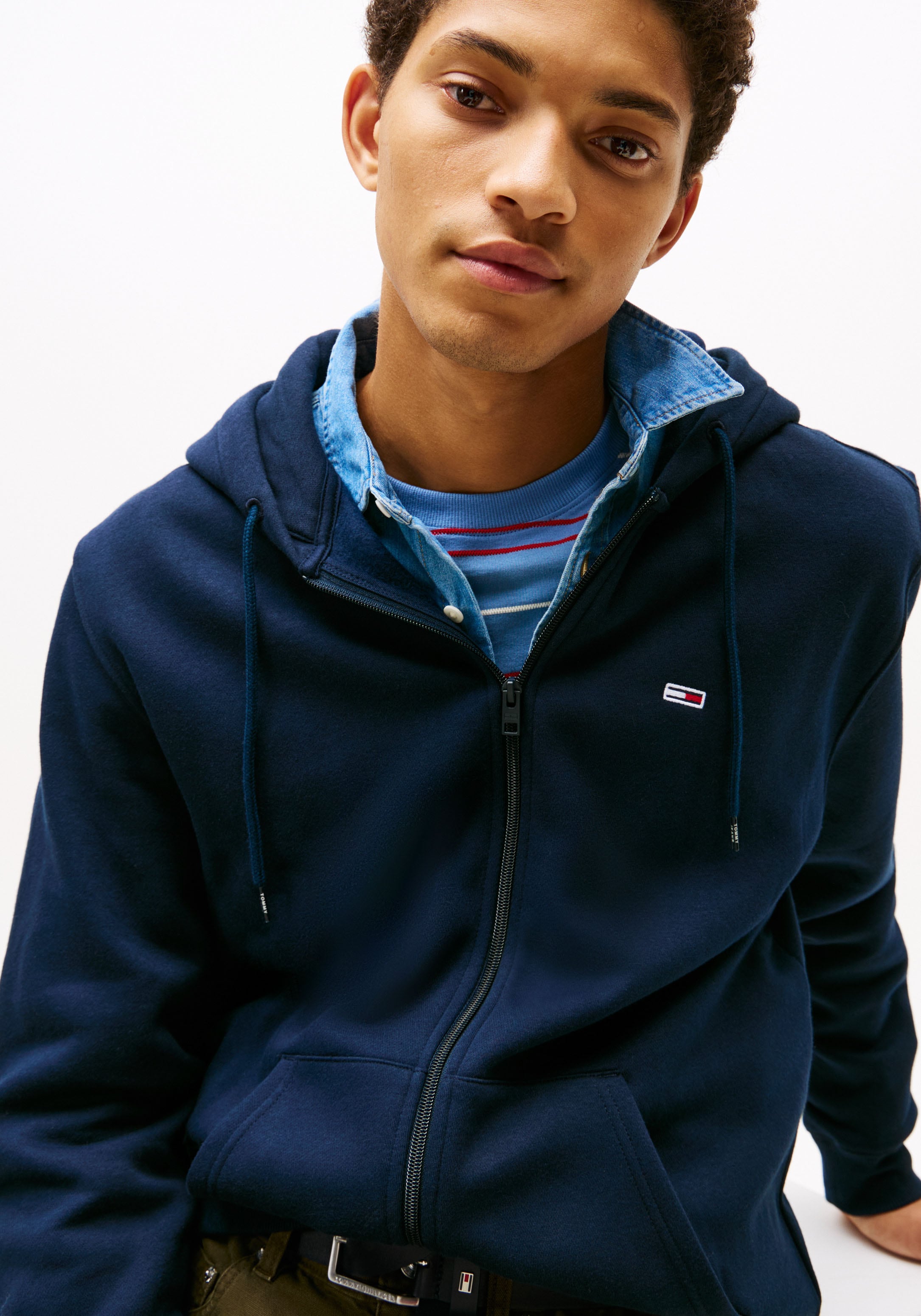 Tommy Jeans Kapuzensweatjacke »TJM REGULAR S FLAG ZIP FLEECE THRU« mit bestickten Markenlogo auf Brusthöhe