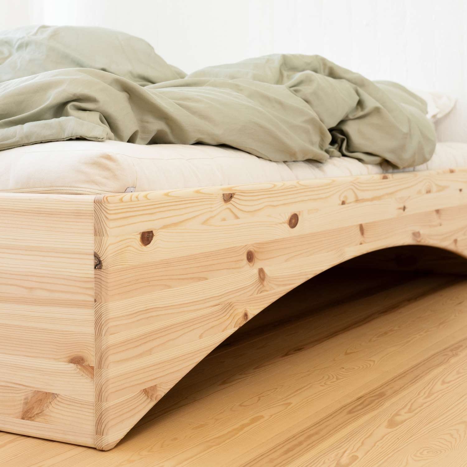 Karup Design Bettgestell »Orbit Bed, Massivholzbett, Futonbett, FSC®-zertifiziertem Massivholz« B/H/T ca: 144/164/184x35x205cm),  mehrere Grössen, inklusive Lattenrost, ohne Matratze, Made in Europe