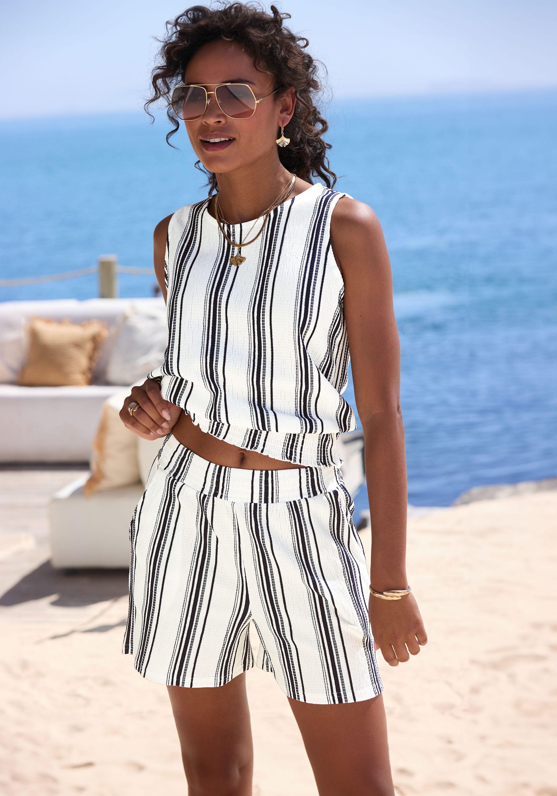LASCANA Shorts »aus luftiger Crepeware«  strukturierte Ware, sommerlicher Shorts mit Streifen, Sommerhose