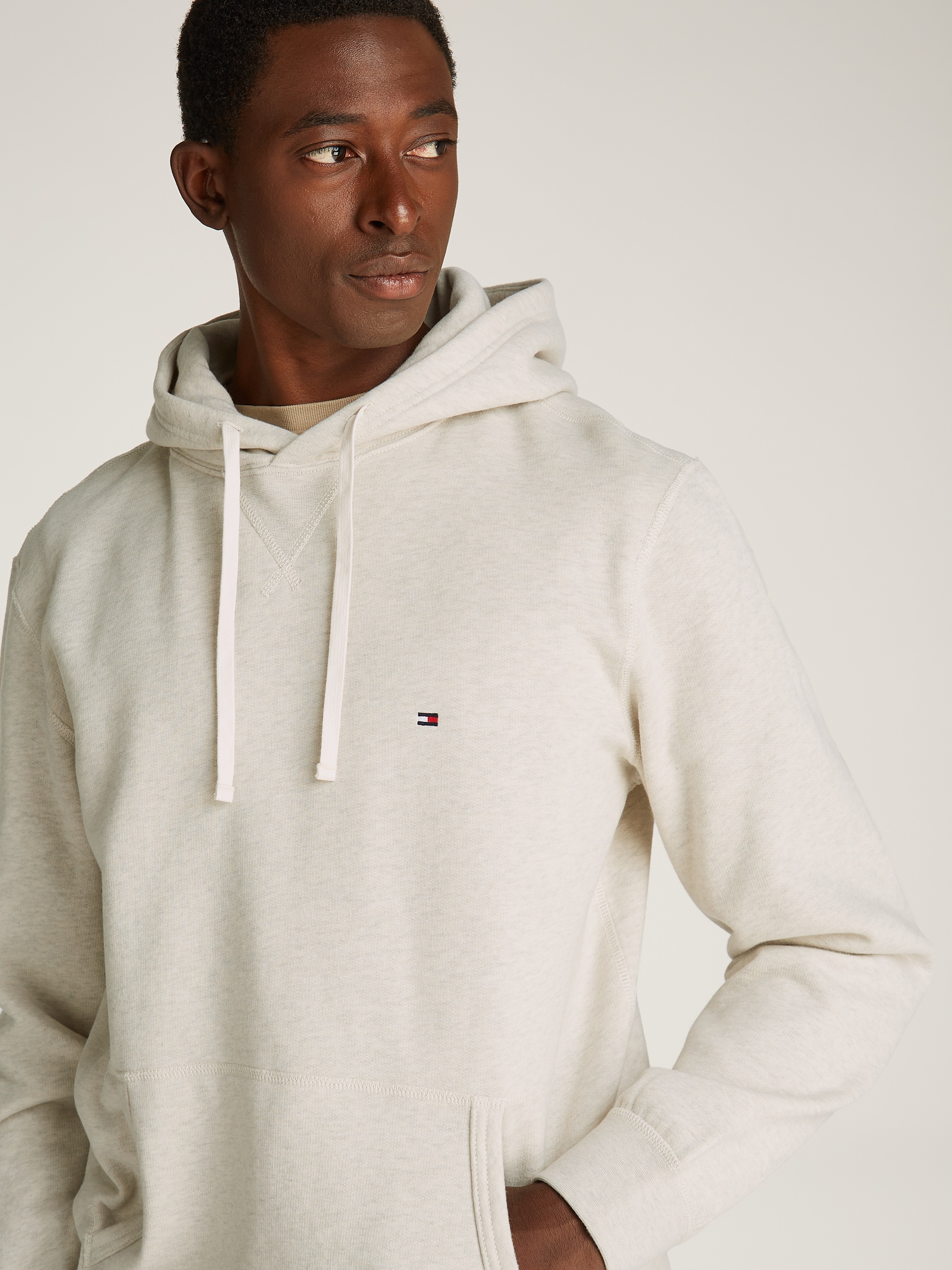 Tommy Hilfiger Hoodie »ESS SEASONAL FLEECE HOODY mit Kapuze und Kängurutasche«, unifarben, casual, regular fit, Baumwollmix, Kapuze
