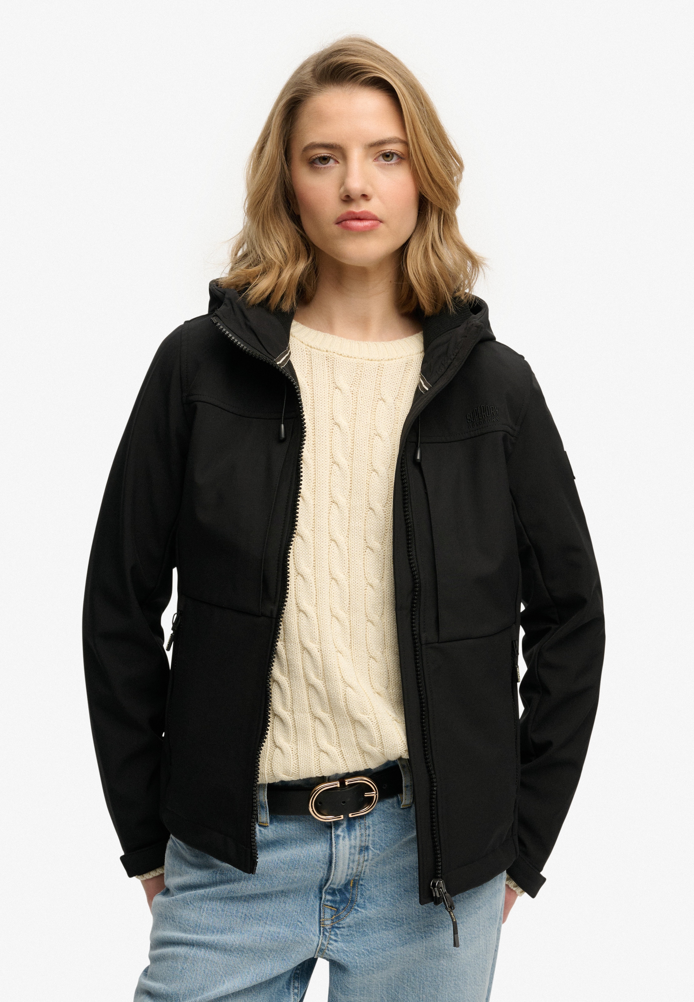 Superdry Outdoorjacke »HOODED CLASSIC TREKKER JACKET« mit Kapuze mit Materialmix aus Polyester und Elasthan, Slim Fit