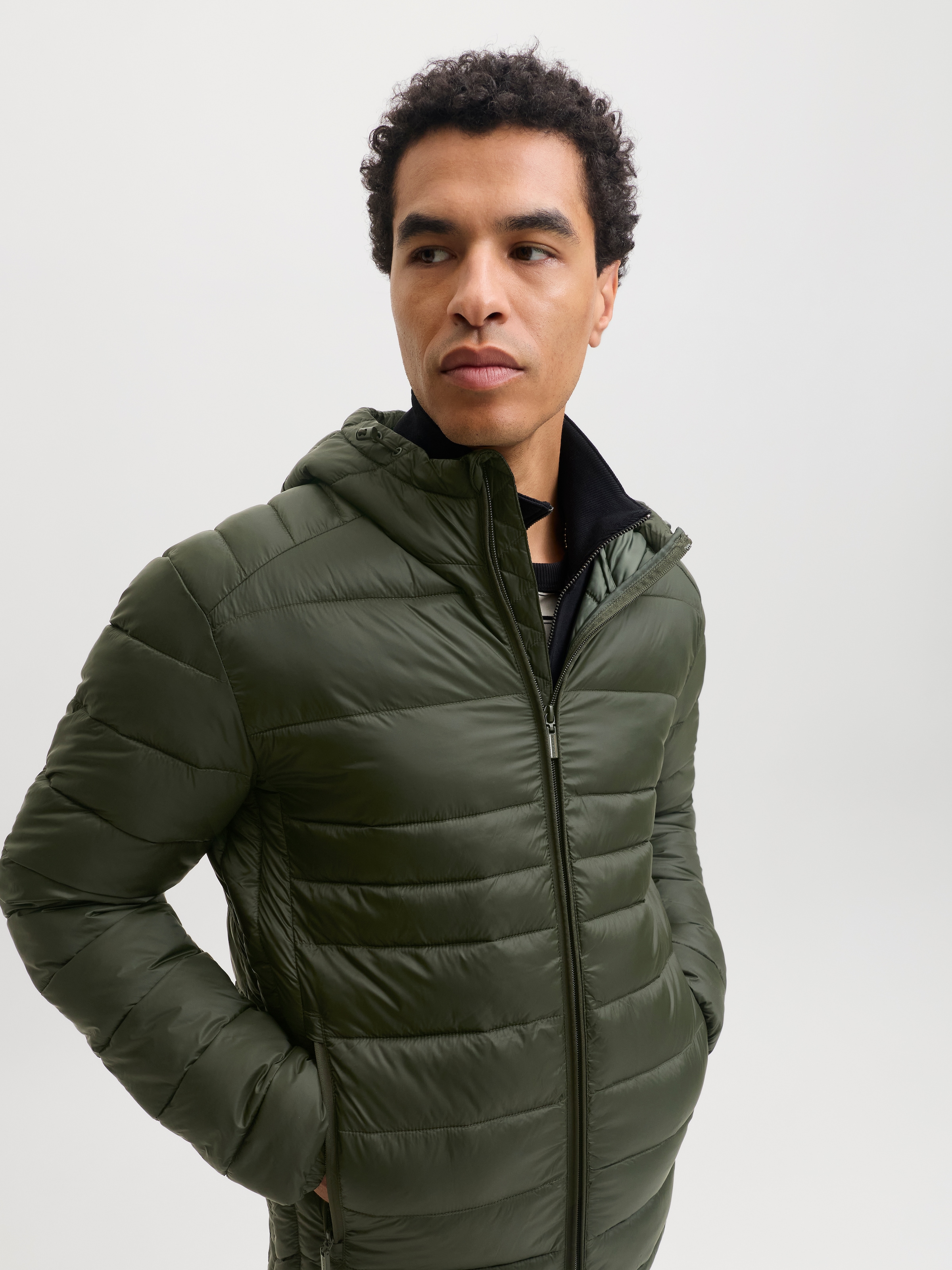 Jack & Jones Veste matelassée »JJEKINGSLEY LIGHT PUFFER HOOD NOOS« avec capuche Fibre synthétique, avec capuche