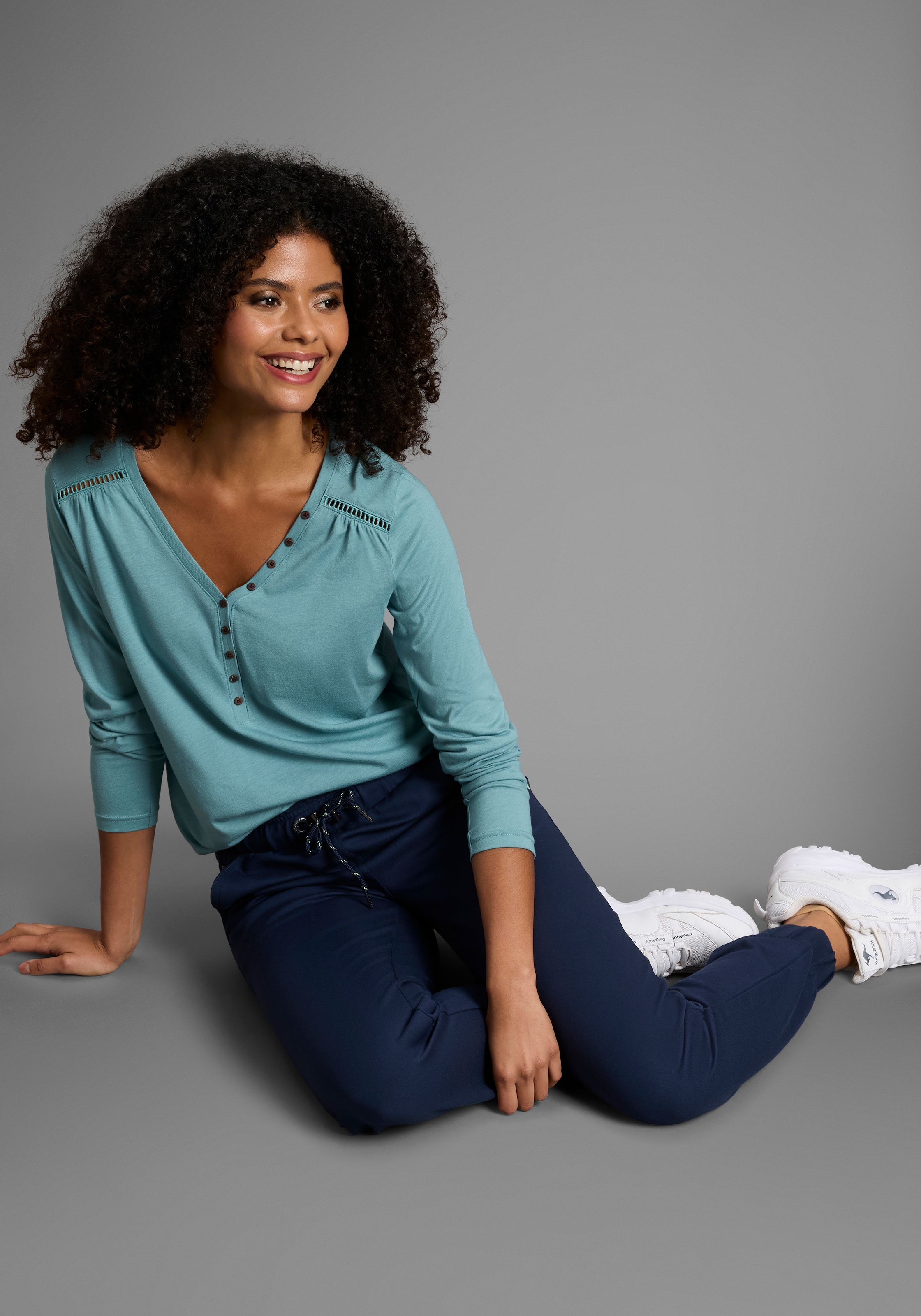 KangaROOS Langarmshirt mit Knopfleiste und süssen Details