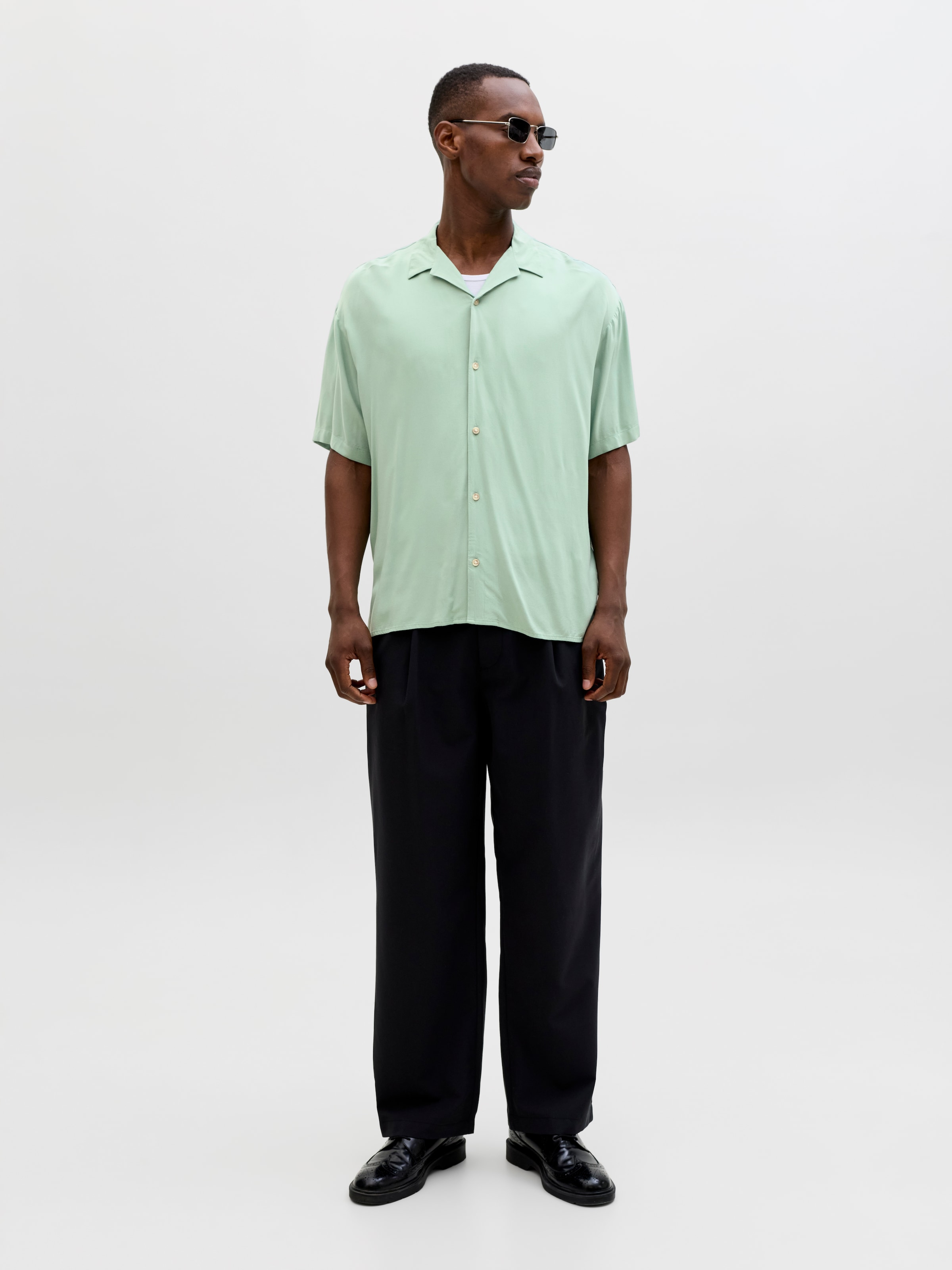 Jack & Jones Kurzarmhemd »JJEJEFF RESORT SOLID SHIRT SS SN« Viskose, loose fit