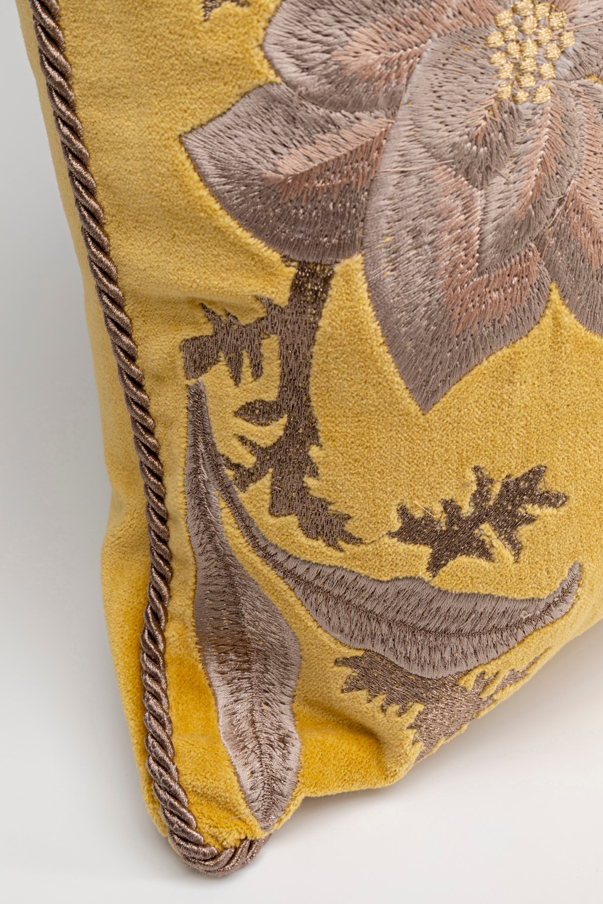 Kare Design Coussin décoratif »Lovely Flowers, Kissenhülle mit Füllung, 40x60 cm« stützt Kopf und Nacken angenehm und sorgt für erholsamen Schlaf