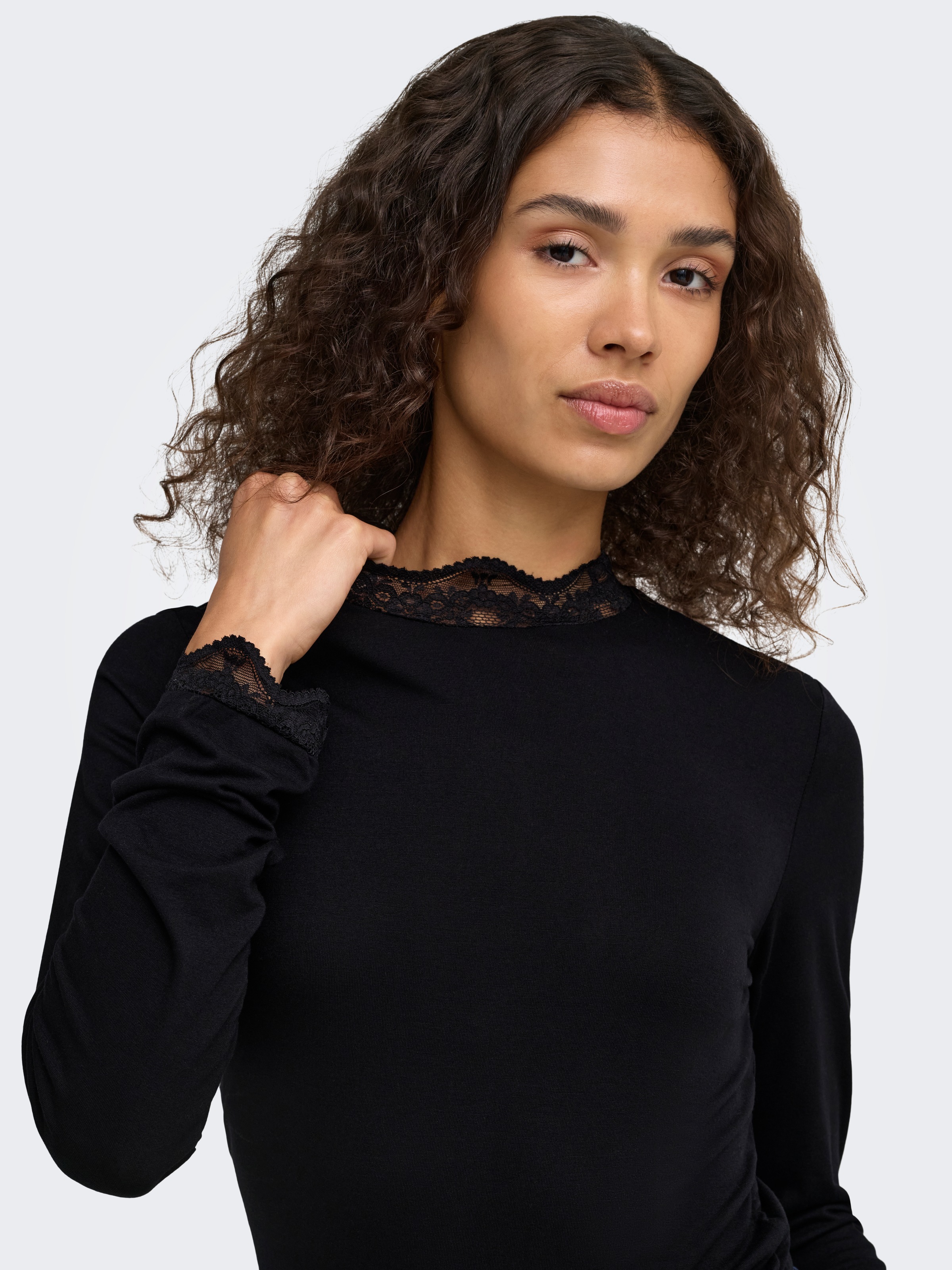 ONLY T-shirt à manches longues »ONLLIV L/S TOP WITH LACE DETAILS CS JRS« mélange viscose, coupe régulière