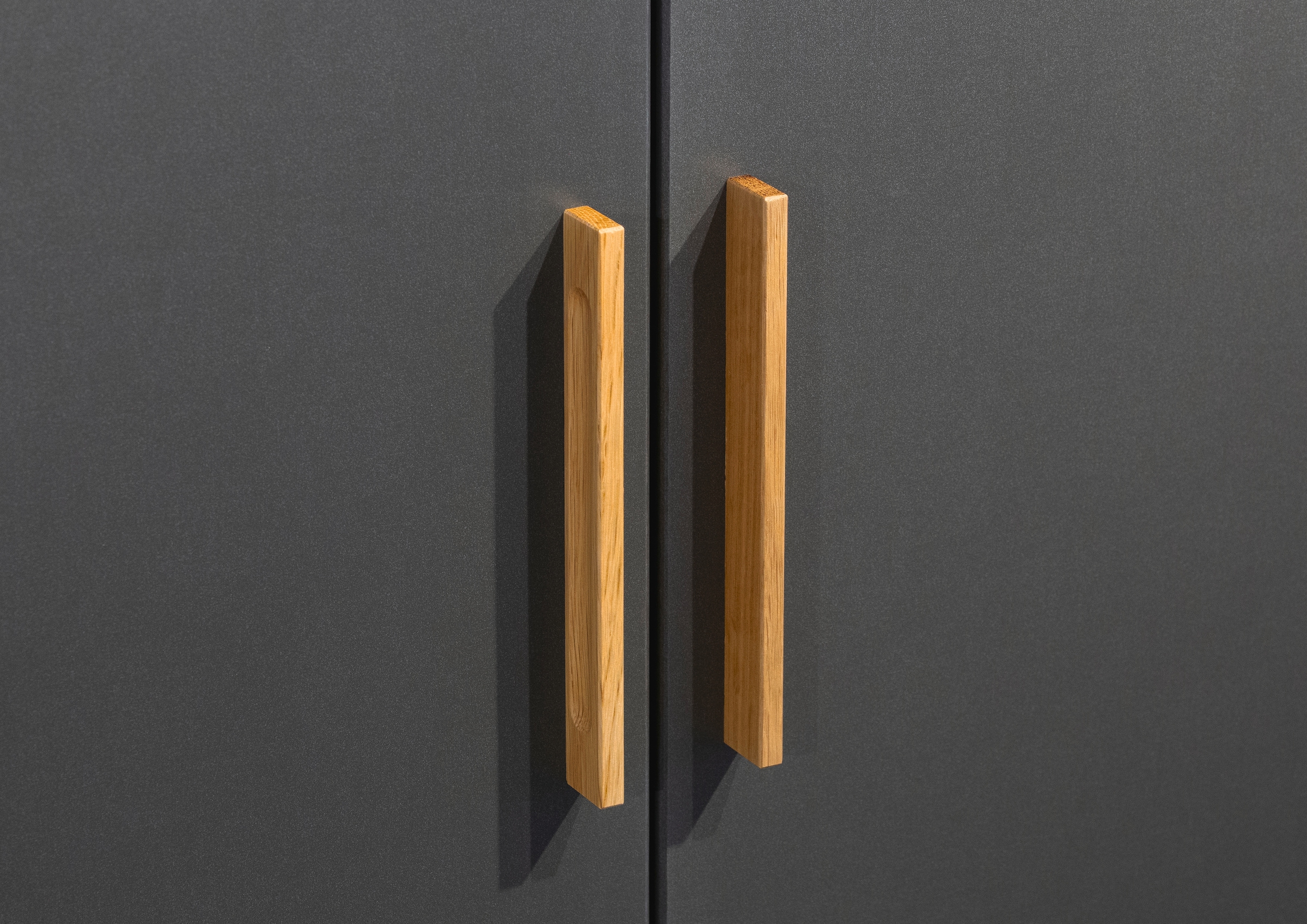 rauch Drehtürenschrank »Kleiderschrank Schrank Garderobe SHINJO Breiten 93/140/187 cm« in 3 verschiedenen Ausstattungen BASIC/CLASSIC/PREMIUM,  Griffe und Füsse aus Massivholz, viel Stauraum MADE IN GERMANY