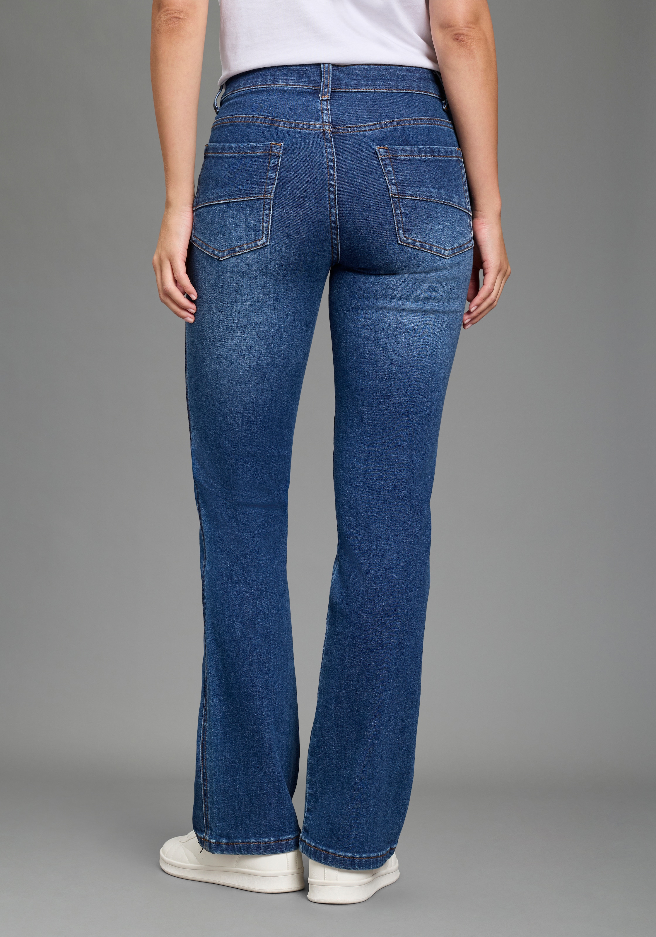 KangaROOS Bootcut-Jeans mit Reissverschluss und Knopf, normale Leibhöhe, lange Schnittform