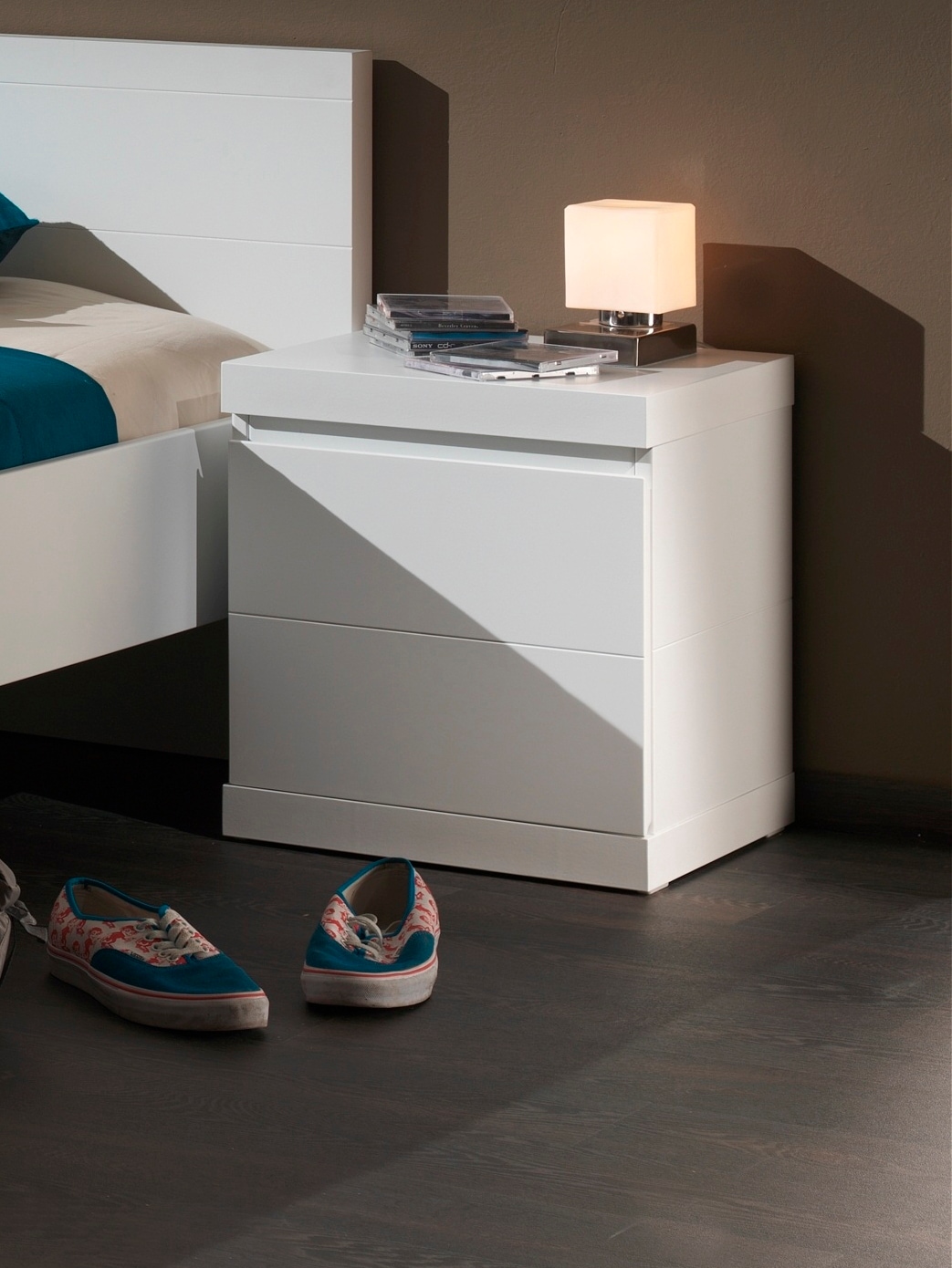 Vipack Nachtschrank Made in Europe,  Nachtkonsole in gradlinigem Design, mit 1 Tür, Ausf. Weiss lackiert