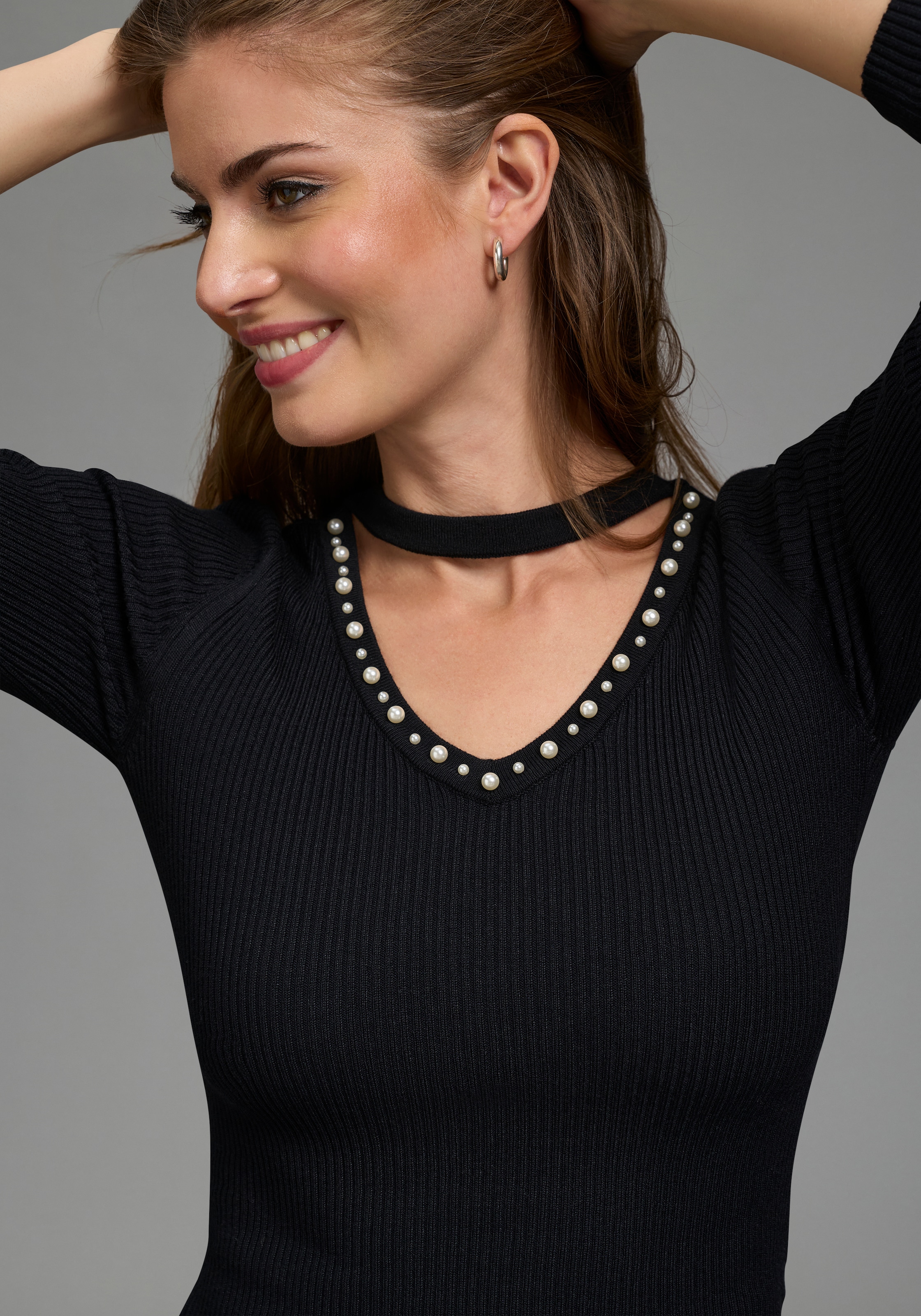 Laura Scott Pull en tricot »mit tiefem V-Ausschnitt« avec détails en perles, en mélange de viscose agréable