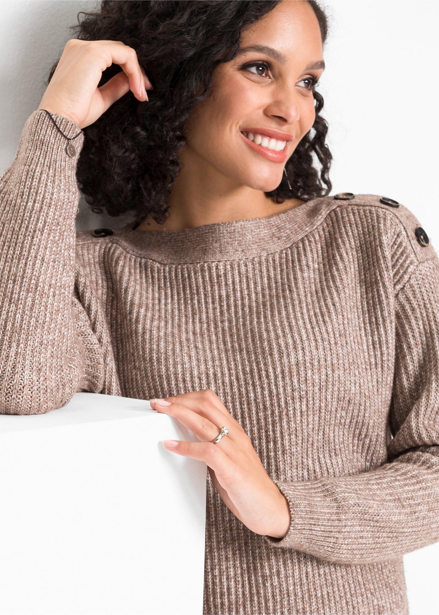 bonprix Strickpullover »Pullover mit Knöpfen« aus Polyester, mit Knopfverzierung, Oversize-Passform