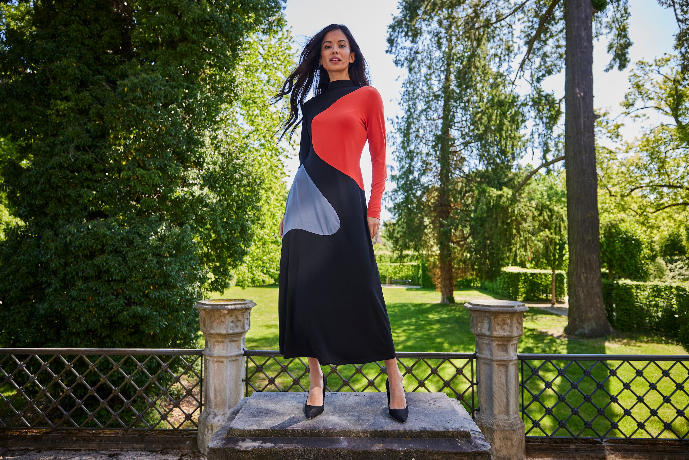 Aniston SELECTED Maxikleid mit asymmetrisch verlaufenden Farbeinsätze - NEUE KOLLEKTION