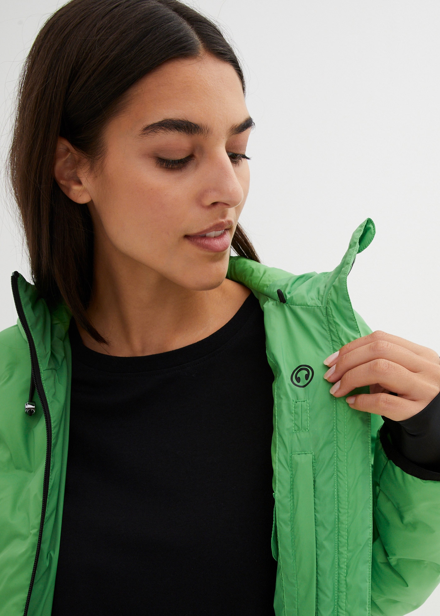 bonprix Veste fonctionnelle avec capuche étanche, avec une ouate ultralégère, couvrant les hanches