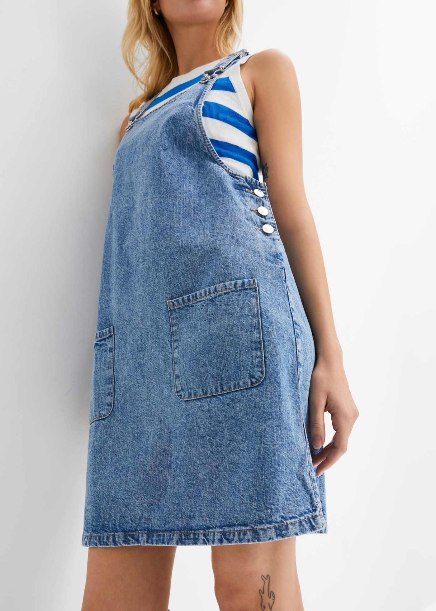 bonprix Robe en jean coupe trapèze, en coton, avec deux poches plaquées