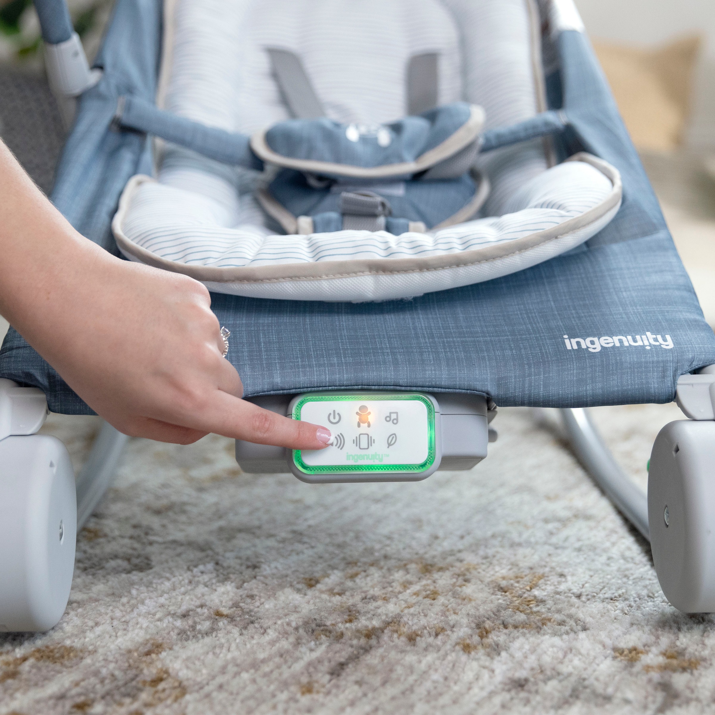 ingenuity Babywippe »Happy Belly™ Rock-to-Bounce Massage Seat - Chambray« bis 9 kg mit Melodien und Geräuschen