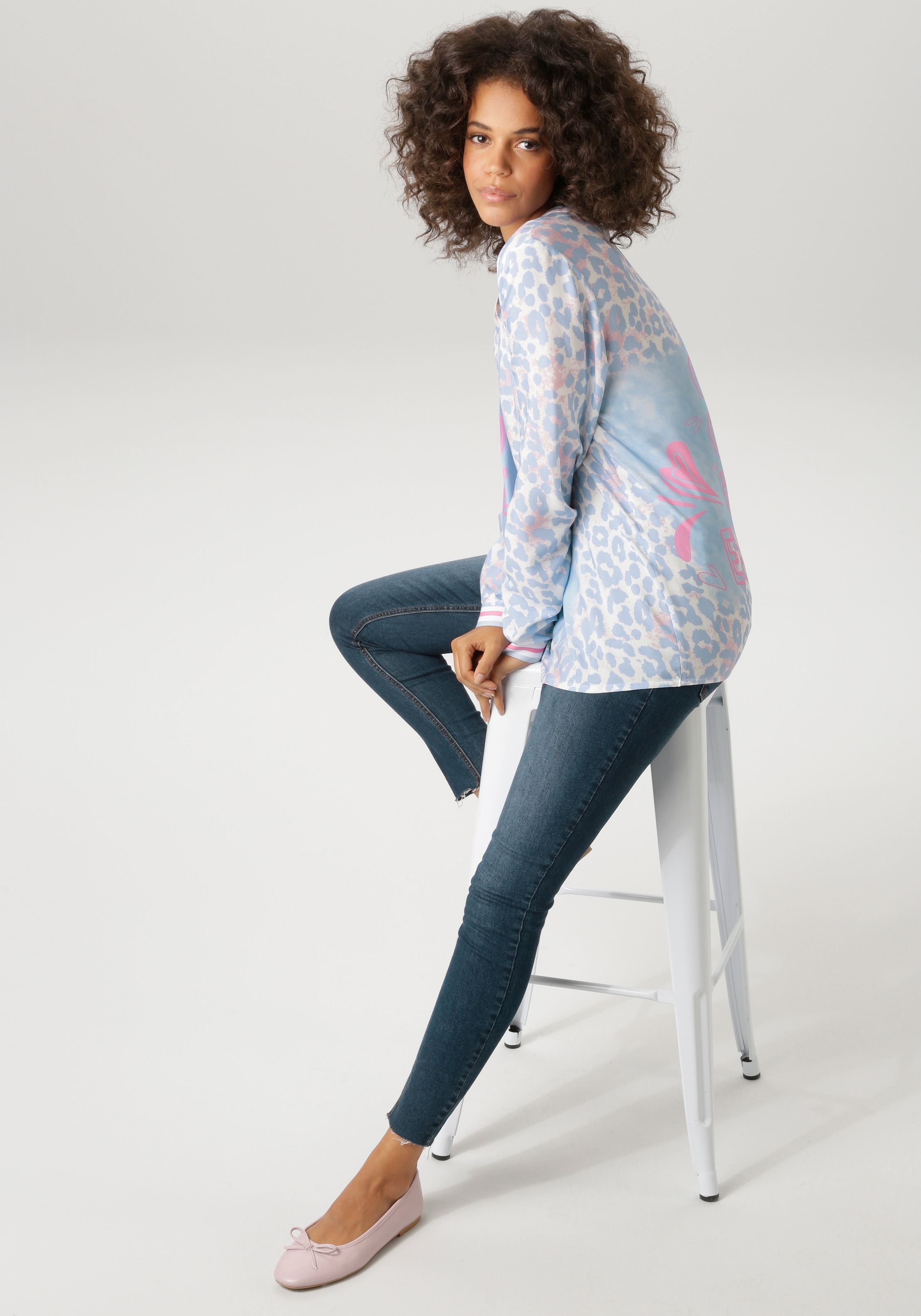Aniston CASUAL Schlupfbluse mit Statement-Schriftzügen und coolen Leoprint - NEUE KOLLEKTION