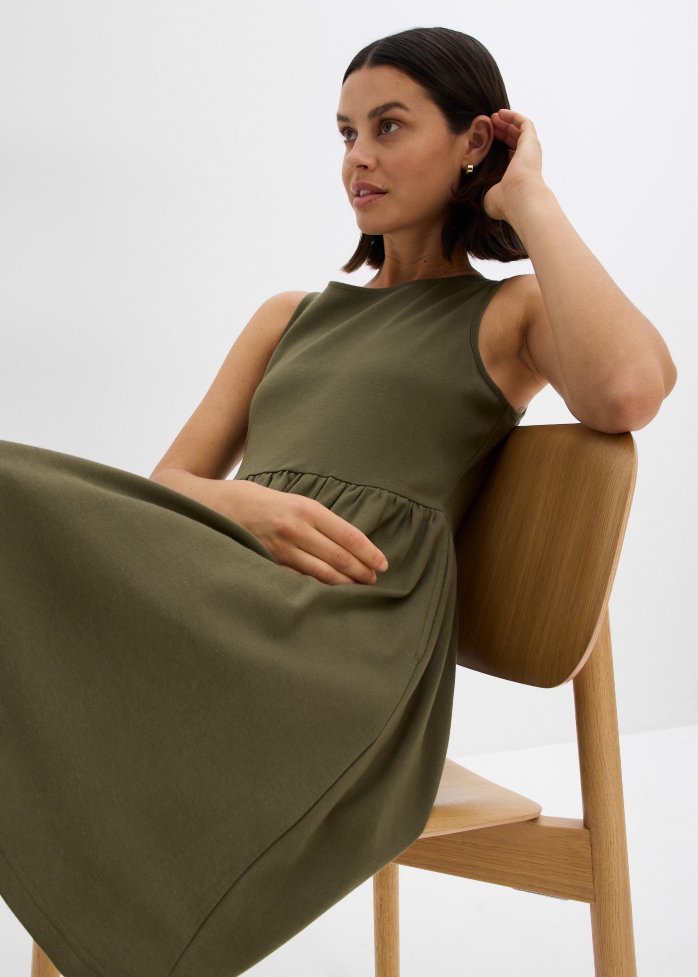 bonprix Robe t-shirt coupe confortable, sans manches, avec poches fendues, en coton